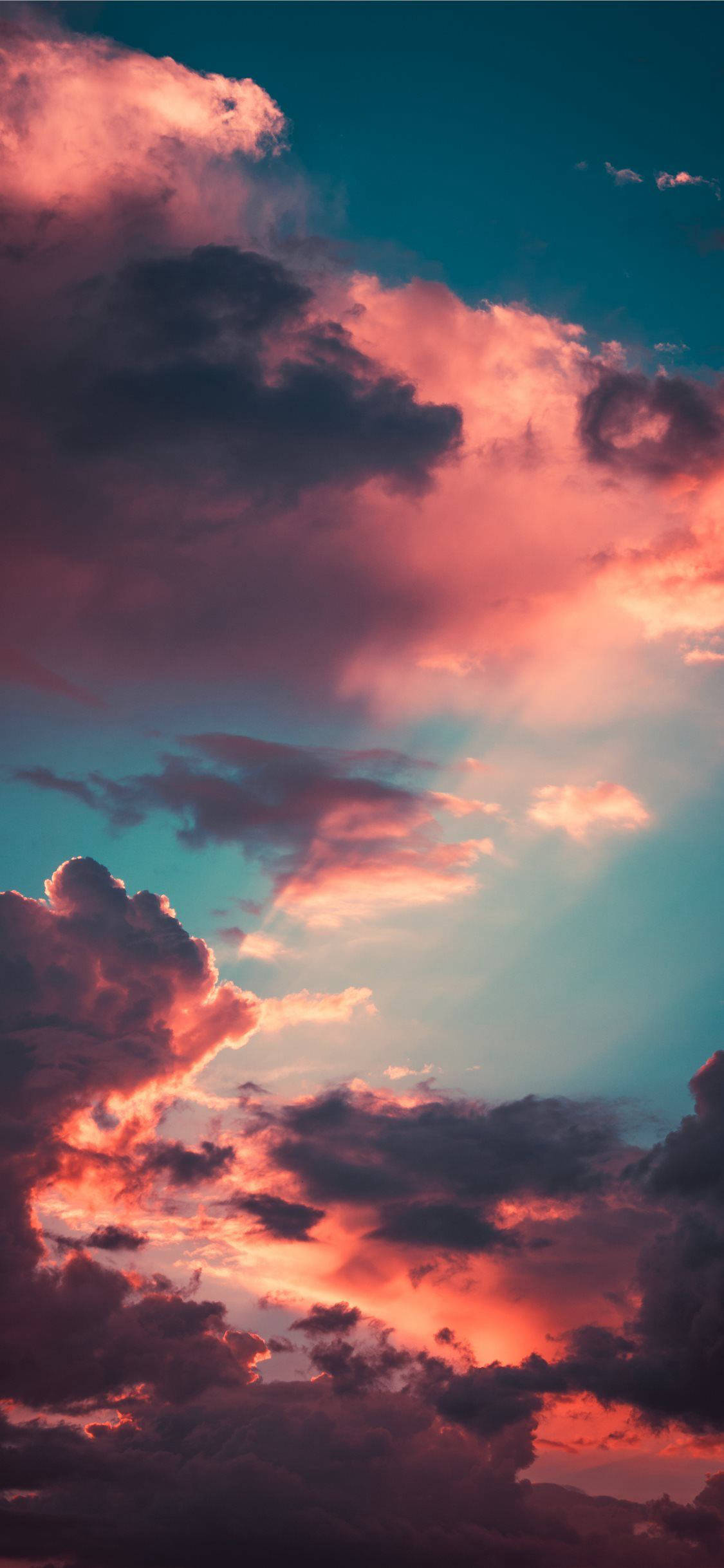 Maulap na Langit na Aesthetic Para sa iPhone Wallpaper