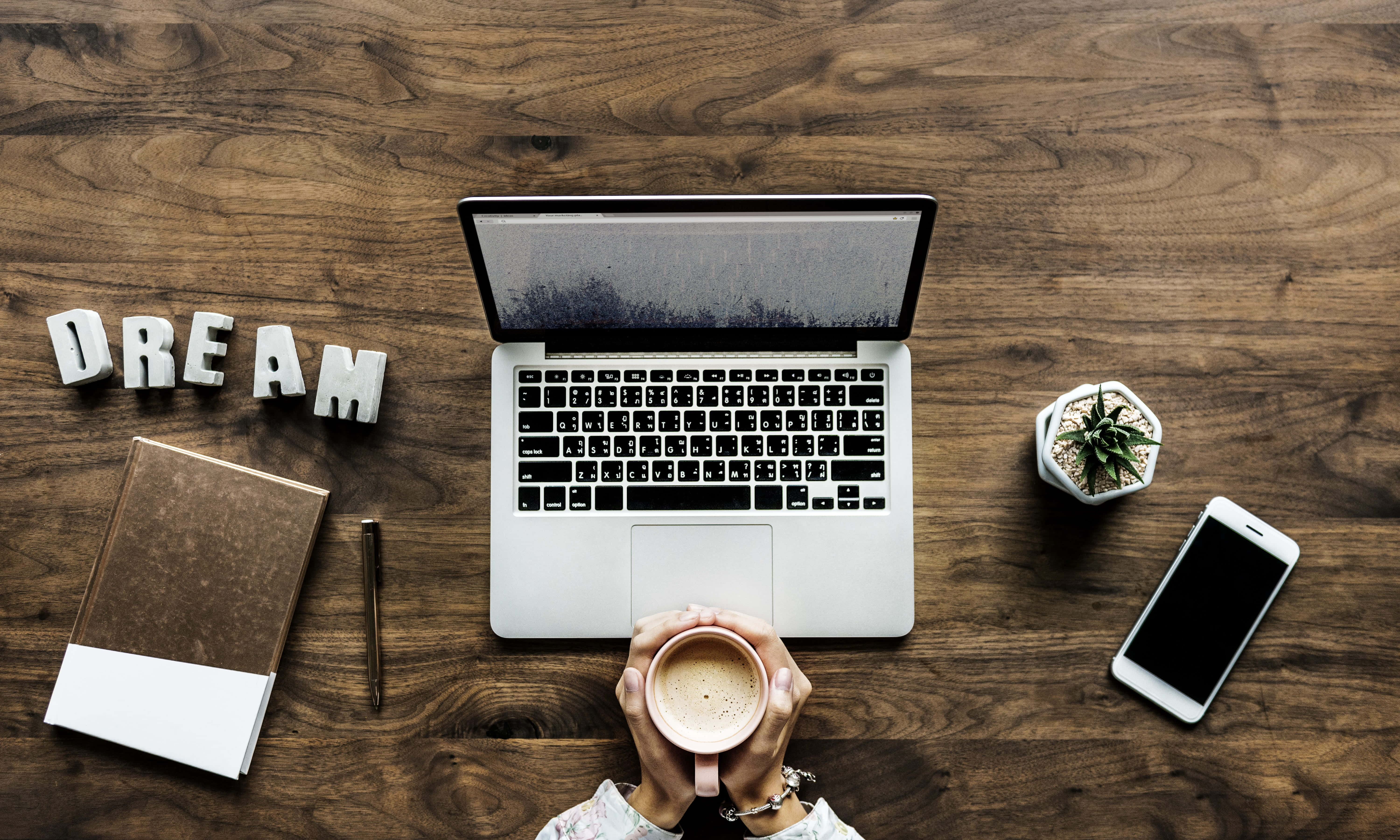 Mga aesthetic na larawan ng MacBook Wallpaper