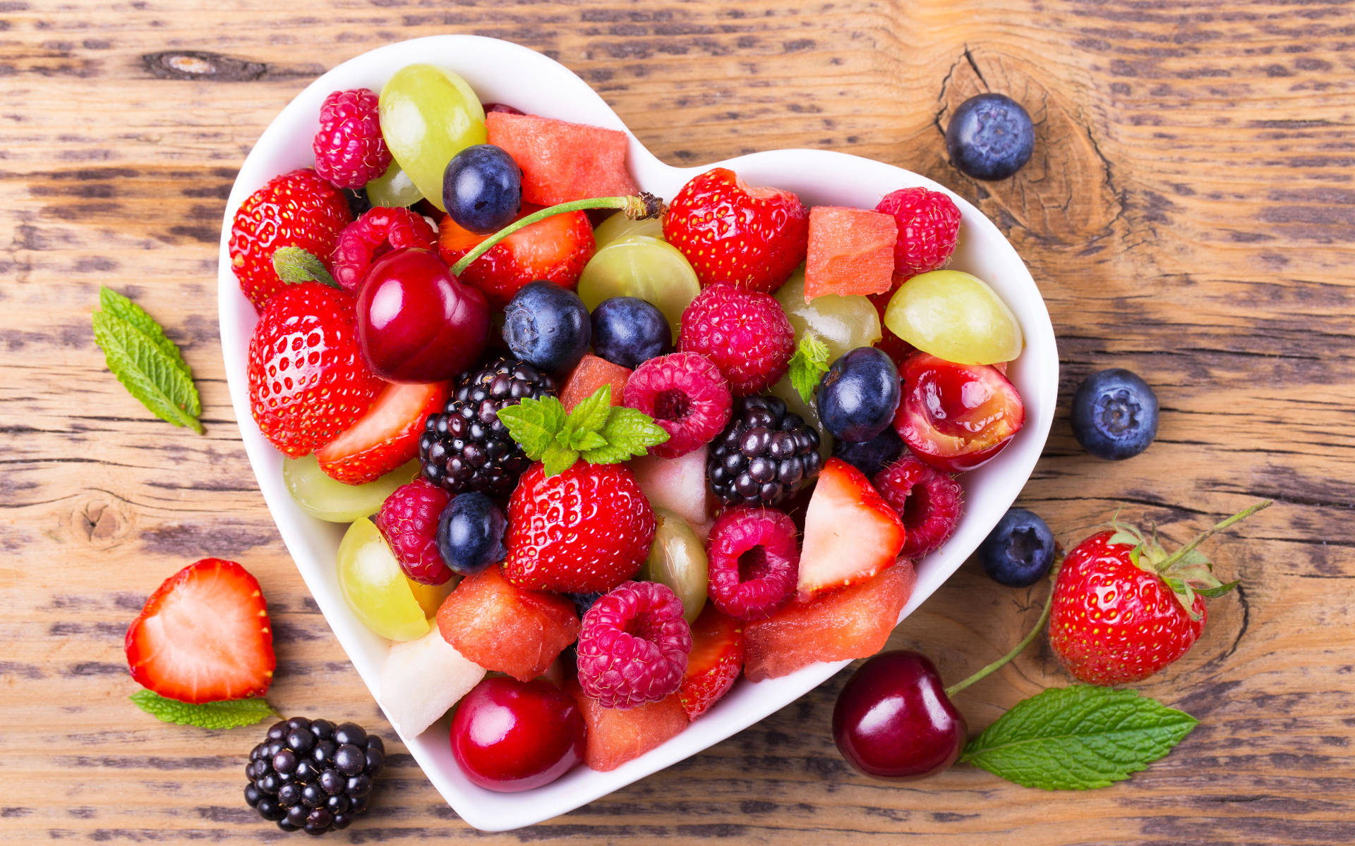 Mga Berries sa Heart-Shaped Bowl Wallpaper