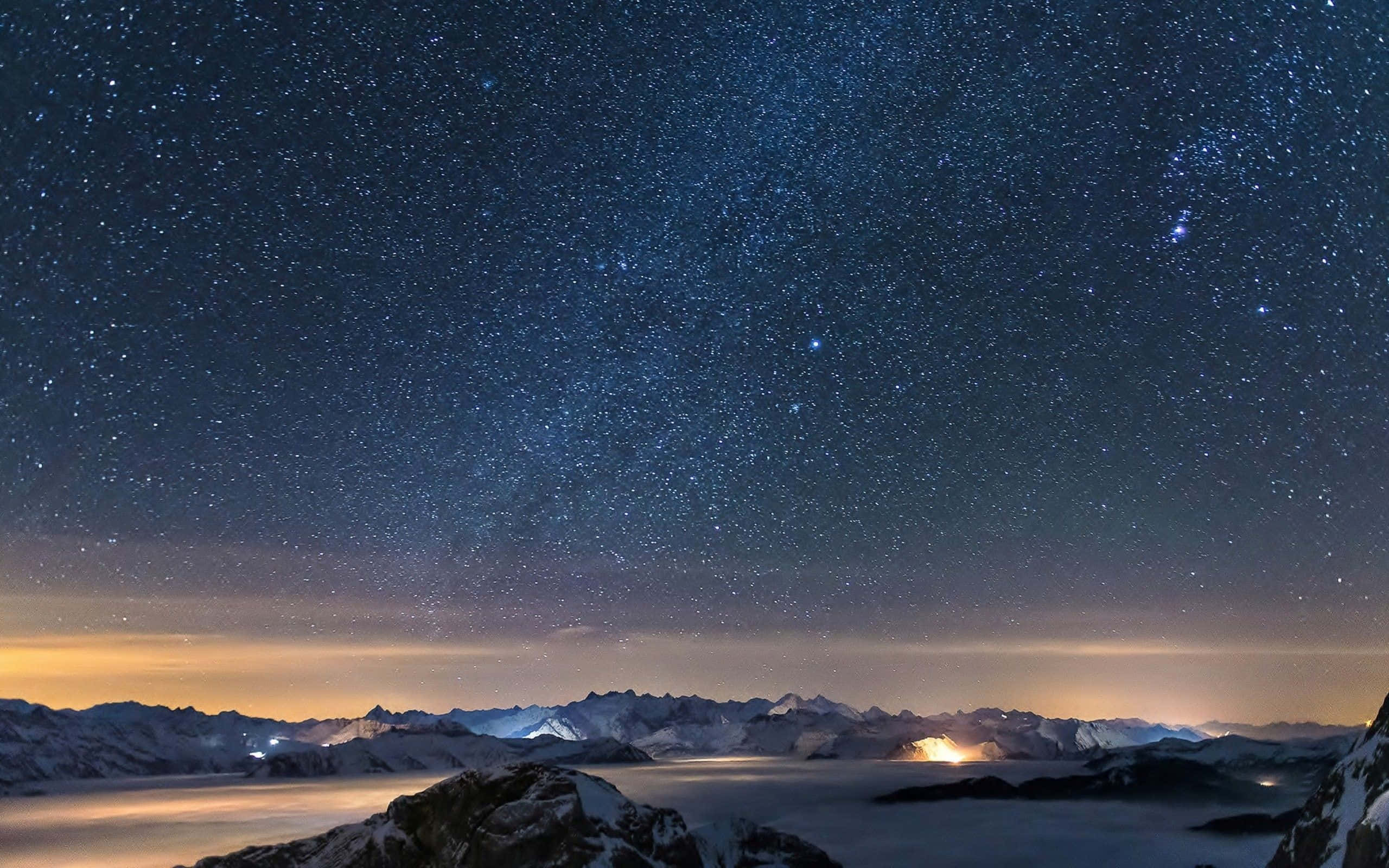 Mga Bituin sa Itaas ng Niyebeng Alps 4K Ultra HD Landscape Wallpaper