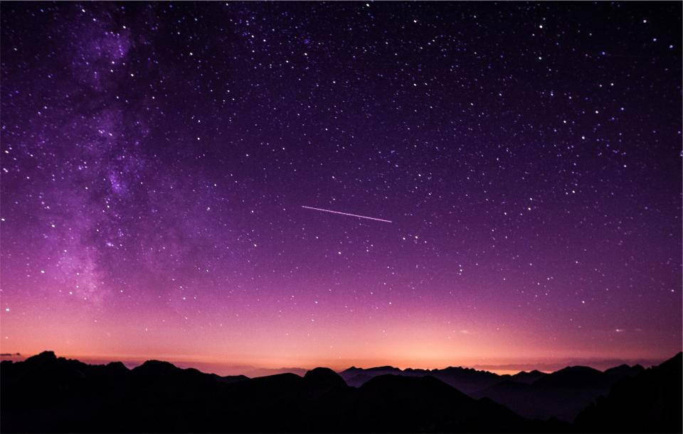 Mga Bulubundok ng Purple Galaxy Wallpaper