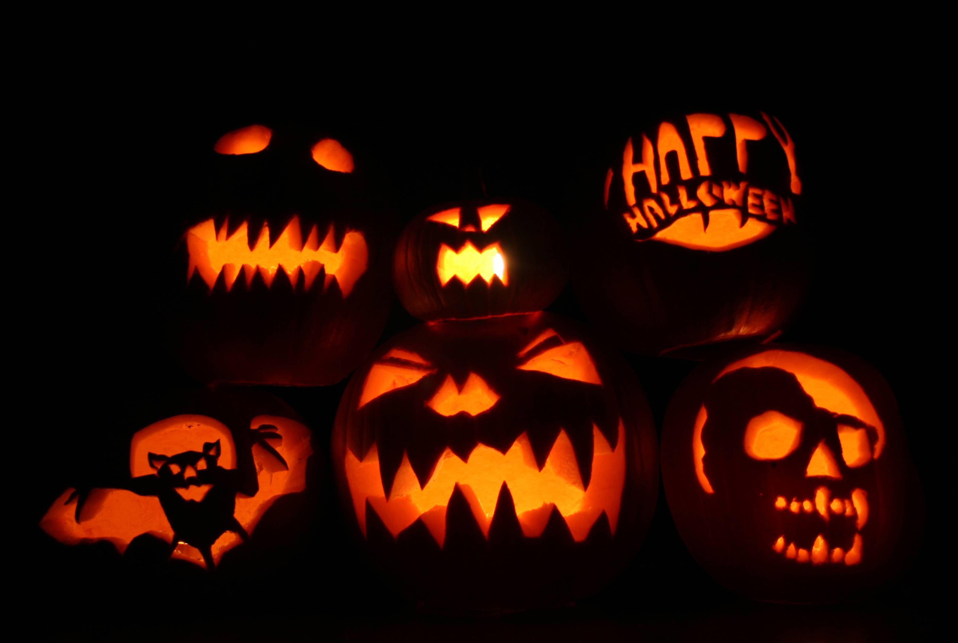 Mga Cute na Aesthetic na Halloween na May Ilaw na Kalabasa Wallpaper