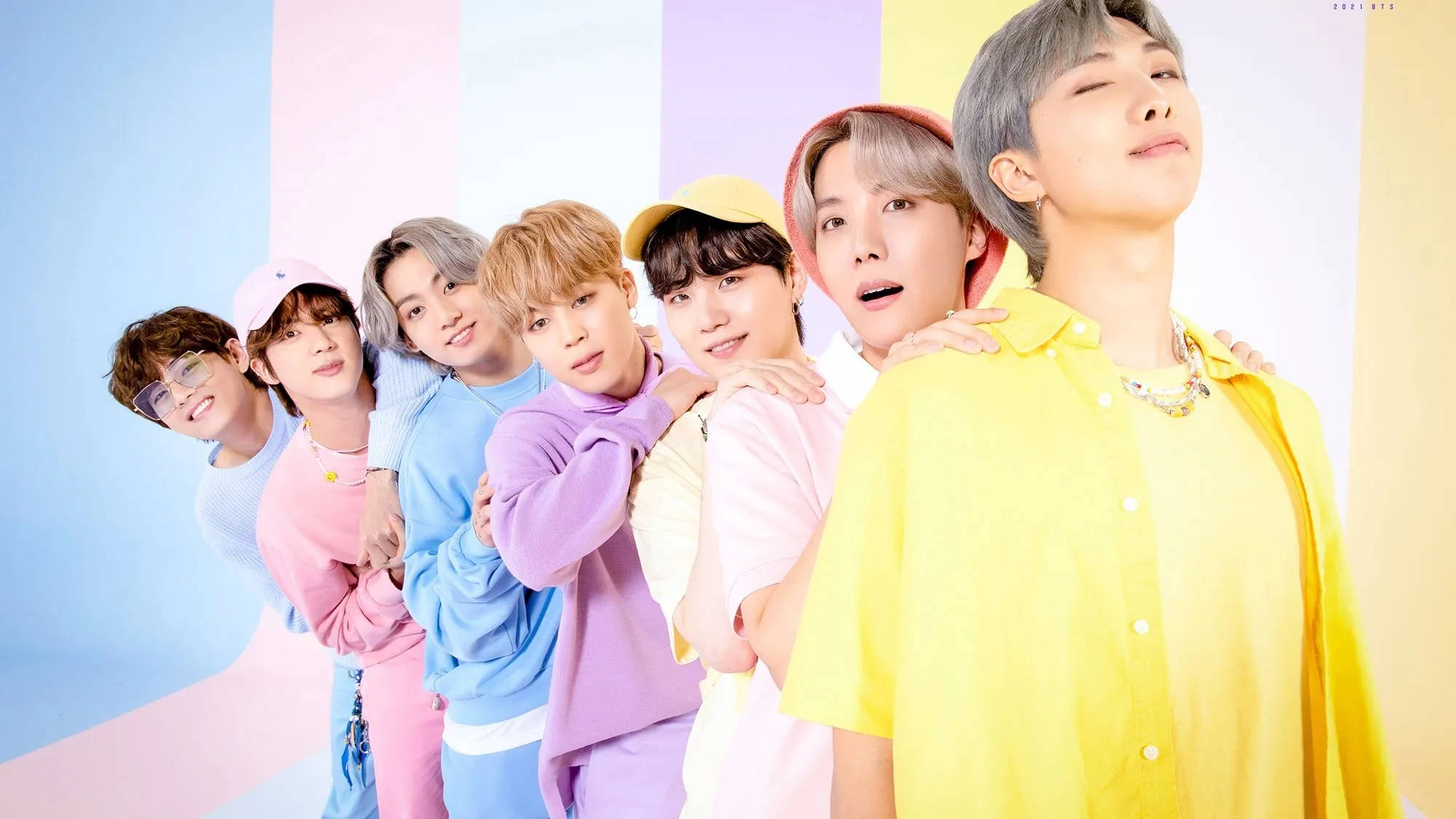 Mga Cute na Miyembro ng BTS na Naka-linya sa Mga Pastel na Kulay Wallpaper