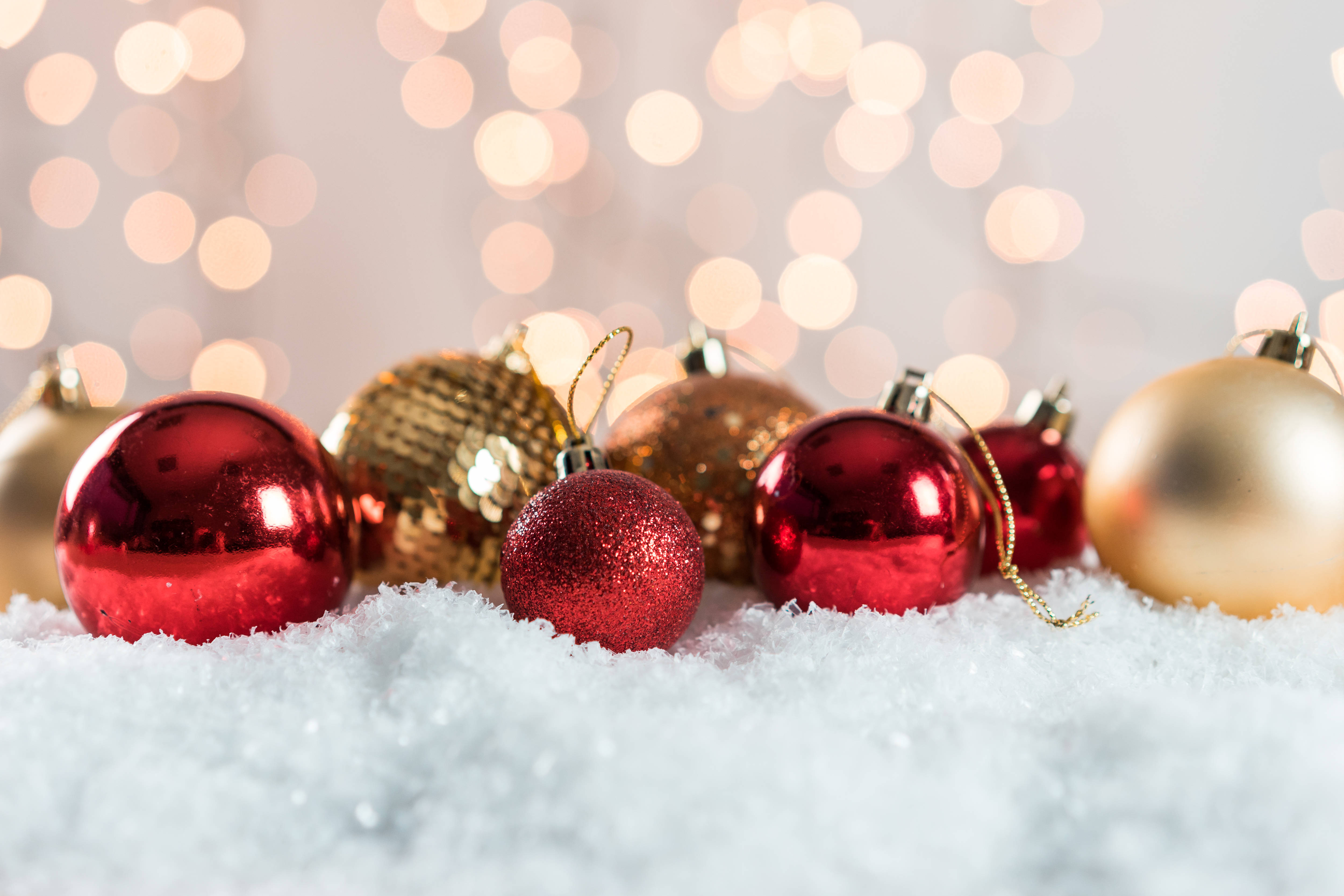 Mga Dekorasyon ng Puno ng Pasko na Kulay Pula Wallpaper