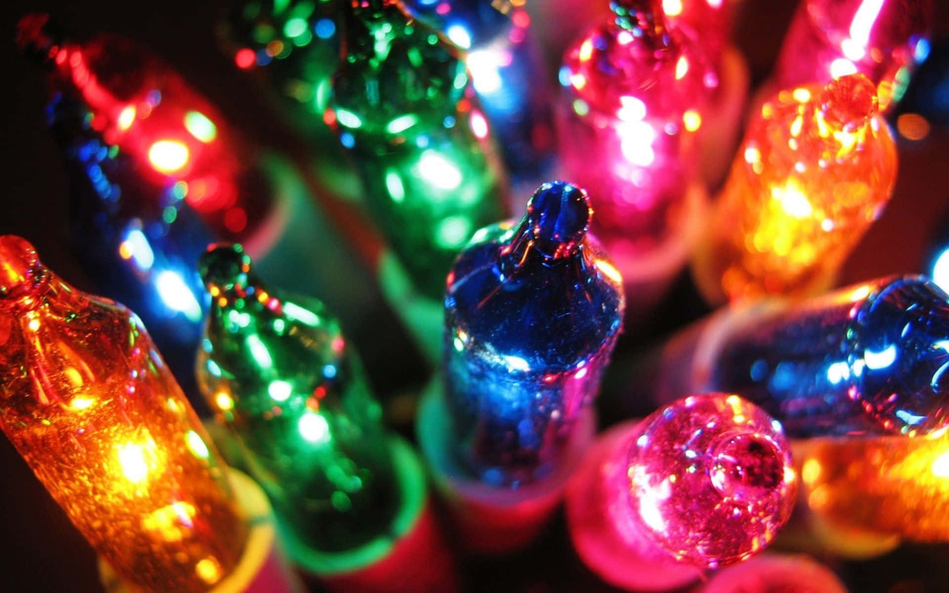 mga ilaw ng pasko - isang malapitan na tanawin ng maraming makukulay na ilaw Wallpaper