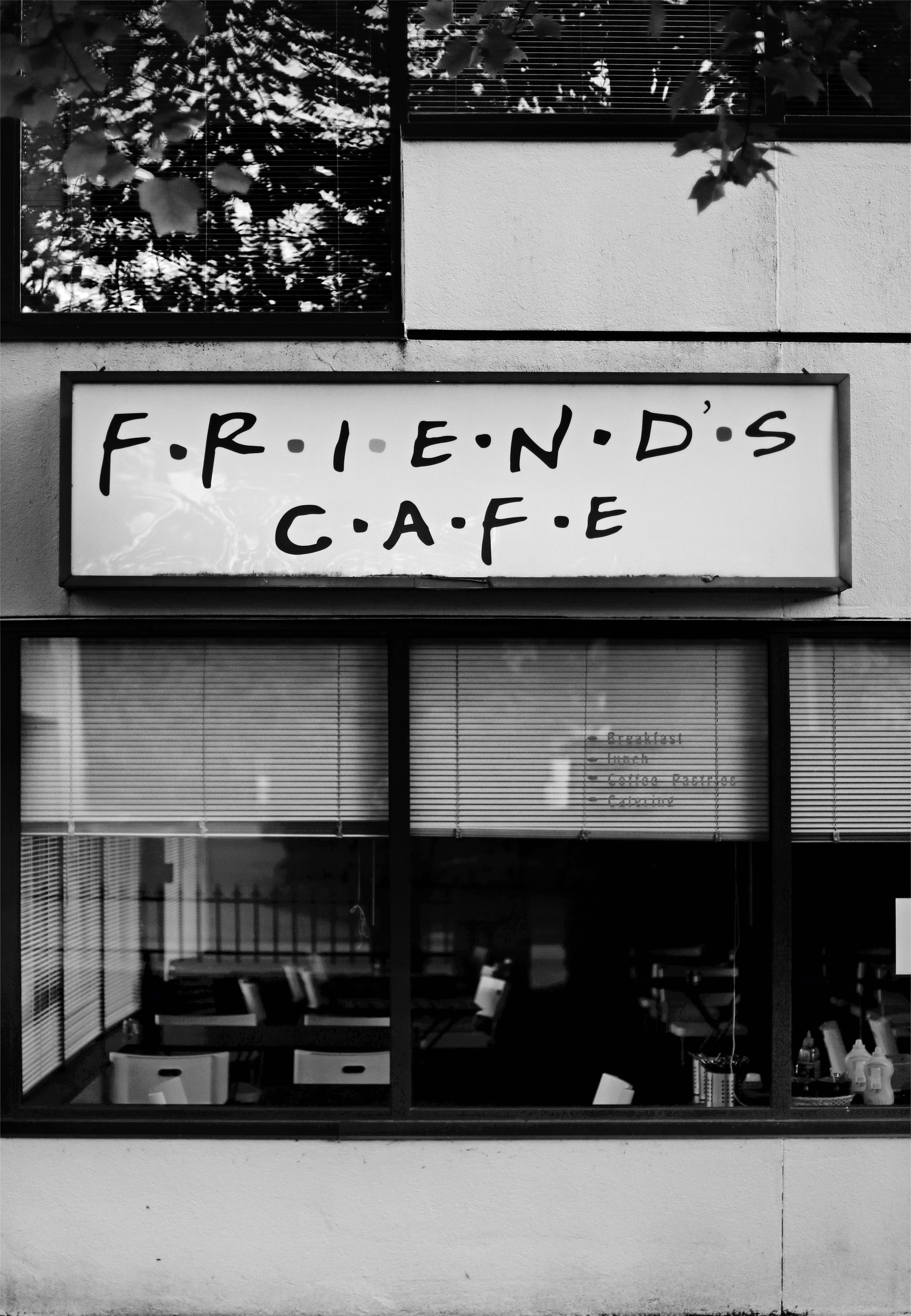 Mga Kaibigan na Nag-e-enjoy ng Kape sa Central Perk Cafe Wallpaper
