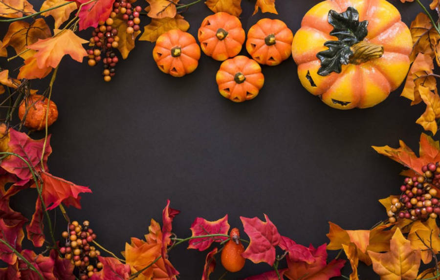 Mga Kalabasa at Dahon ng Taglagas Halloween Wallpaper