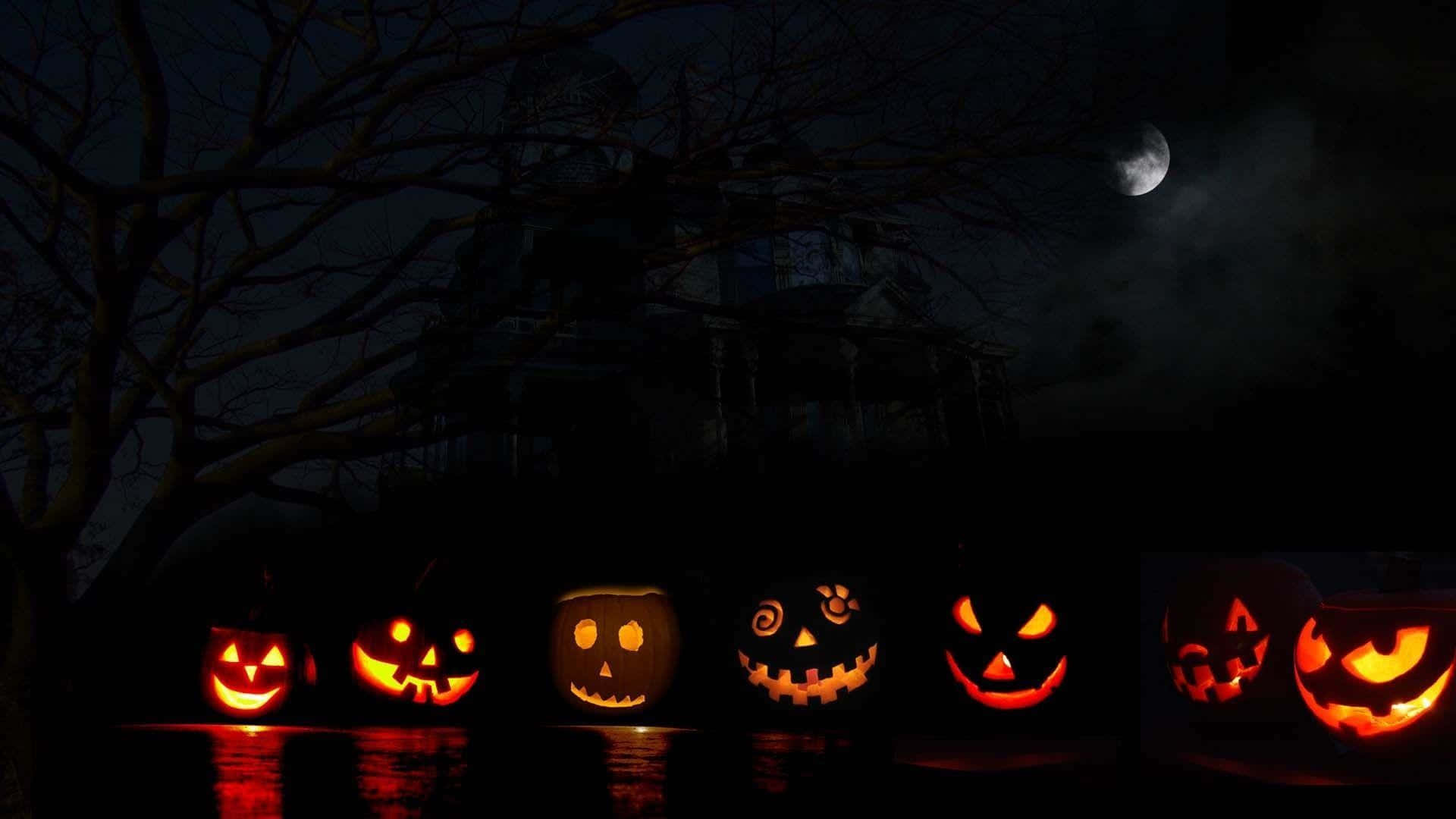 Mga Kalabasa ng Halloween na May Reflection sa Tubig Wallpaper