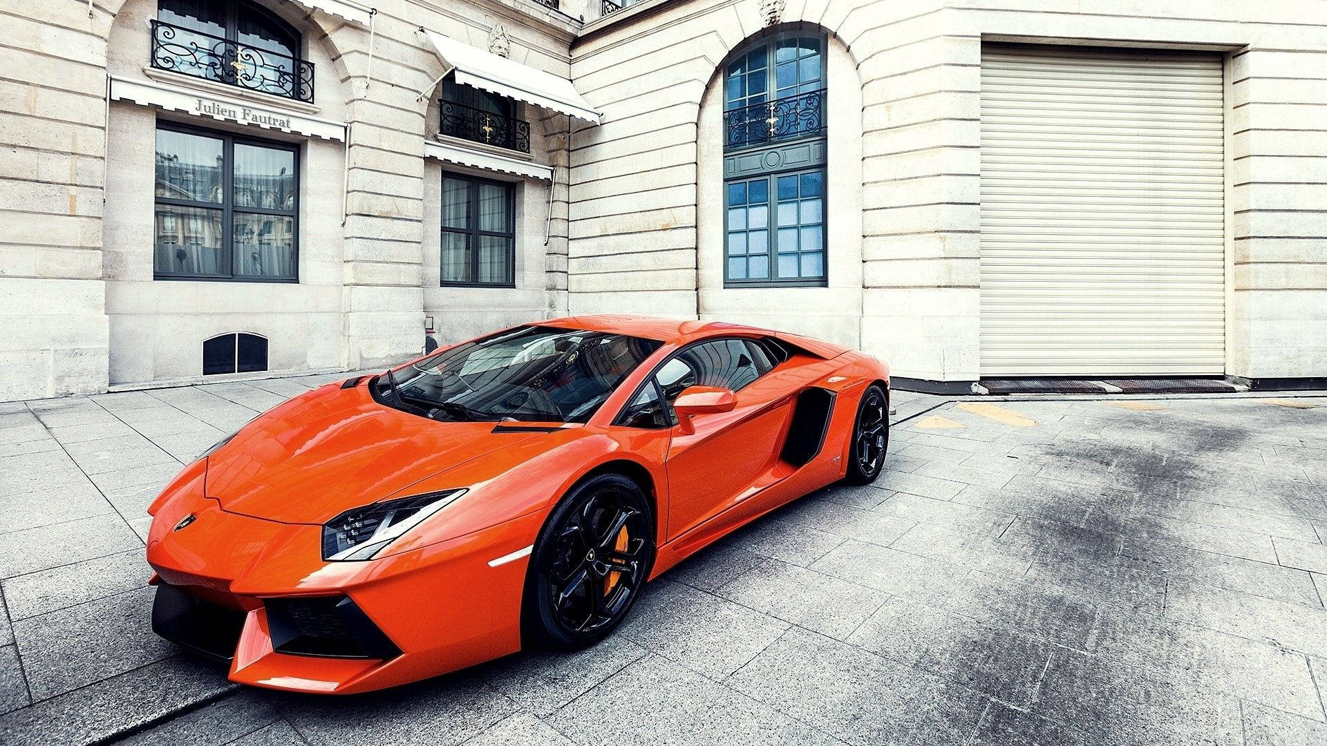 Mga Kalye ng London na Nailawan ng Orange na Lamborghini Aventador Wallpaper