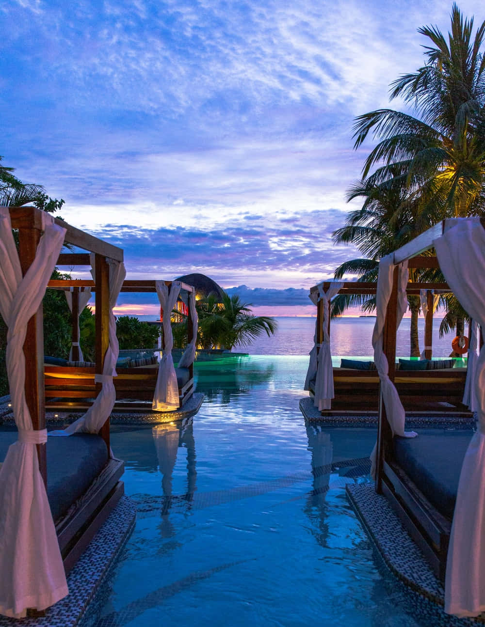 Mga Kama sa Pool sa Resort Wallpaper