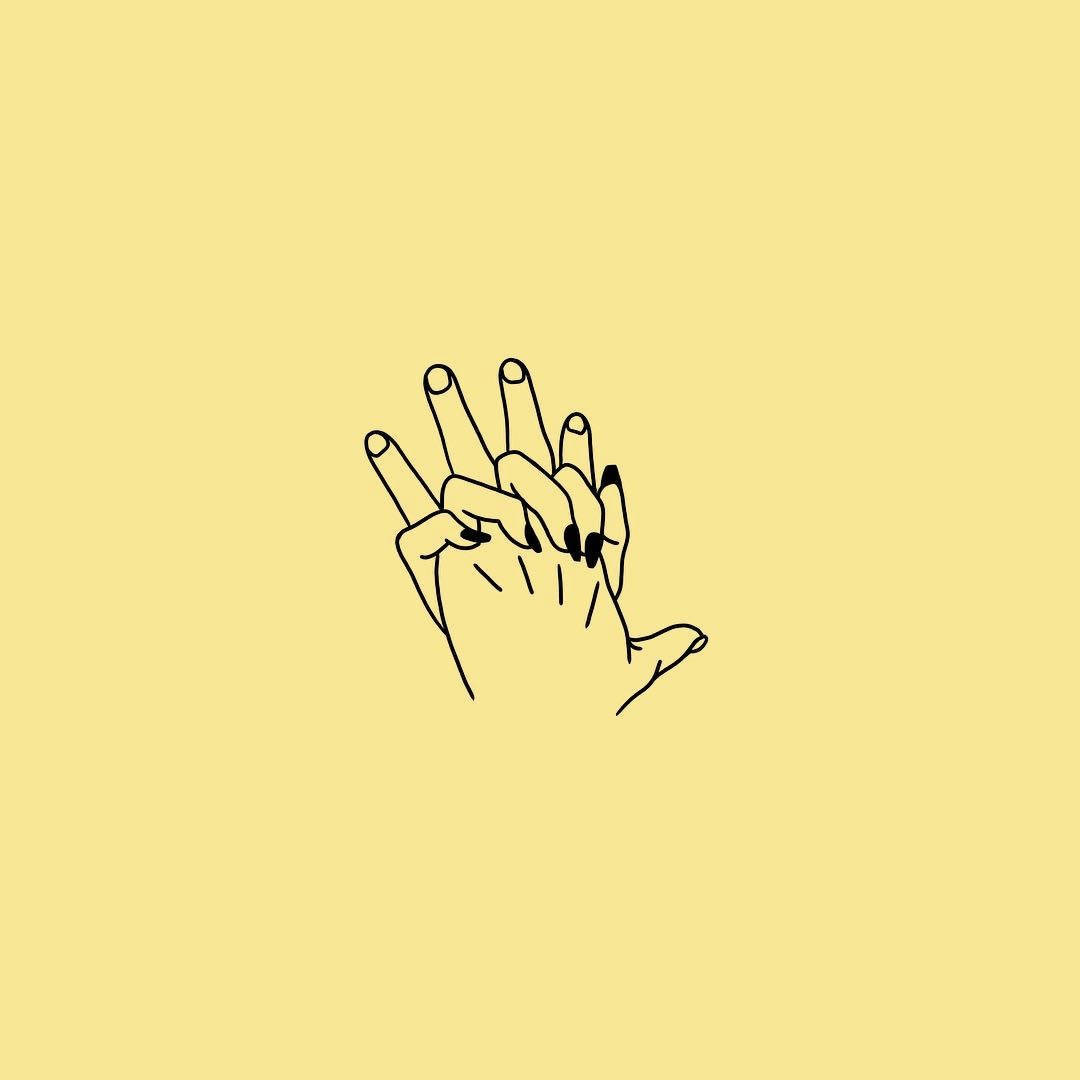 Mga Kamay na Nagkrus na Pastel Yellow Aesthetic Wallpaper