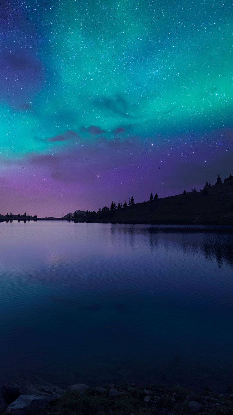 Mga Liwanag ng Kalangitan: Isang Kalangitan sa Gabi na Kumikinang sa Mahiwagang Aurora Borealis Wallpaper