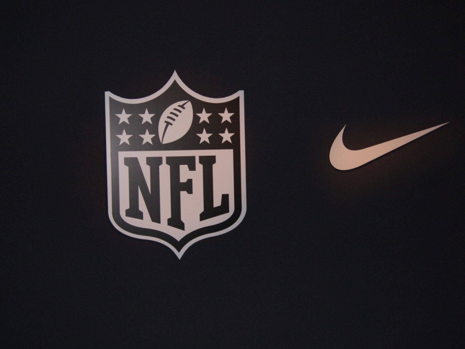 Mga Logo ng NFL Football at Nike Wallpaper