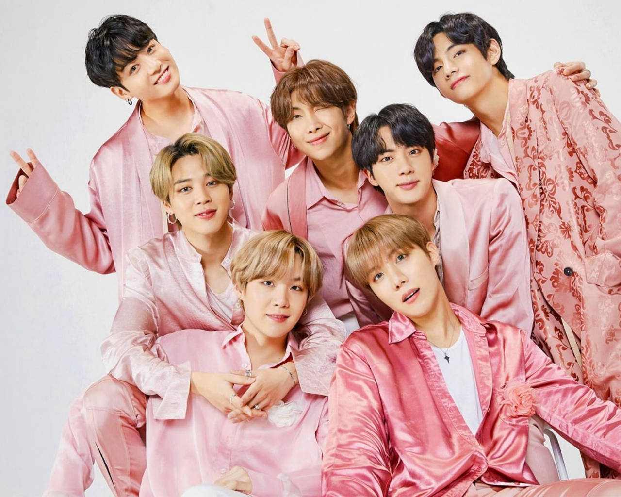 Mga Miyembro ng BTS na Naka-Pink na Desktop Wallpaper