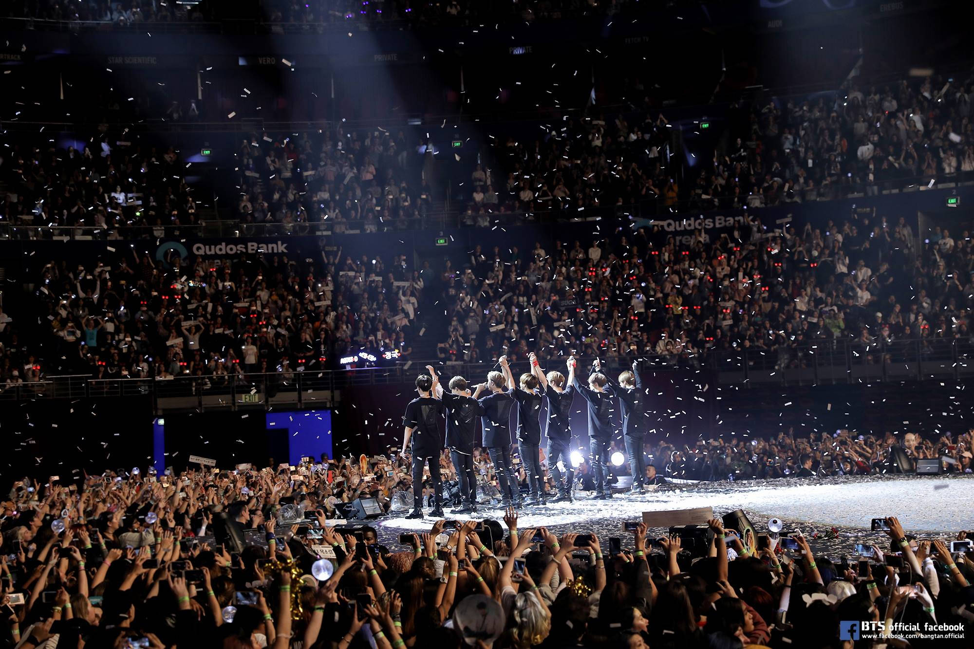 Mga Miyembro sa Kanilang Love Yourself BTS Concert Wallpaper
