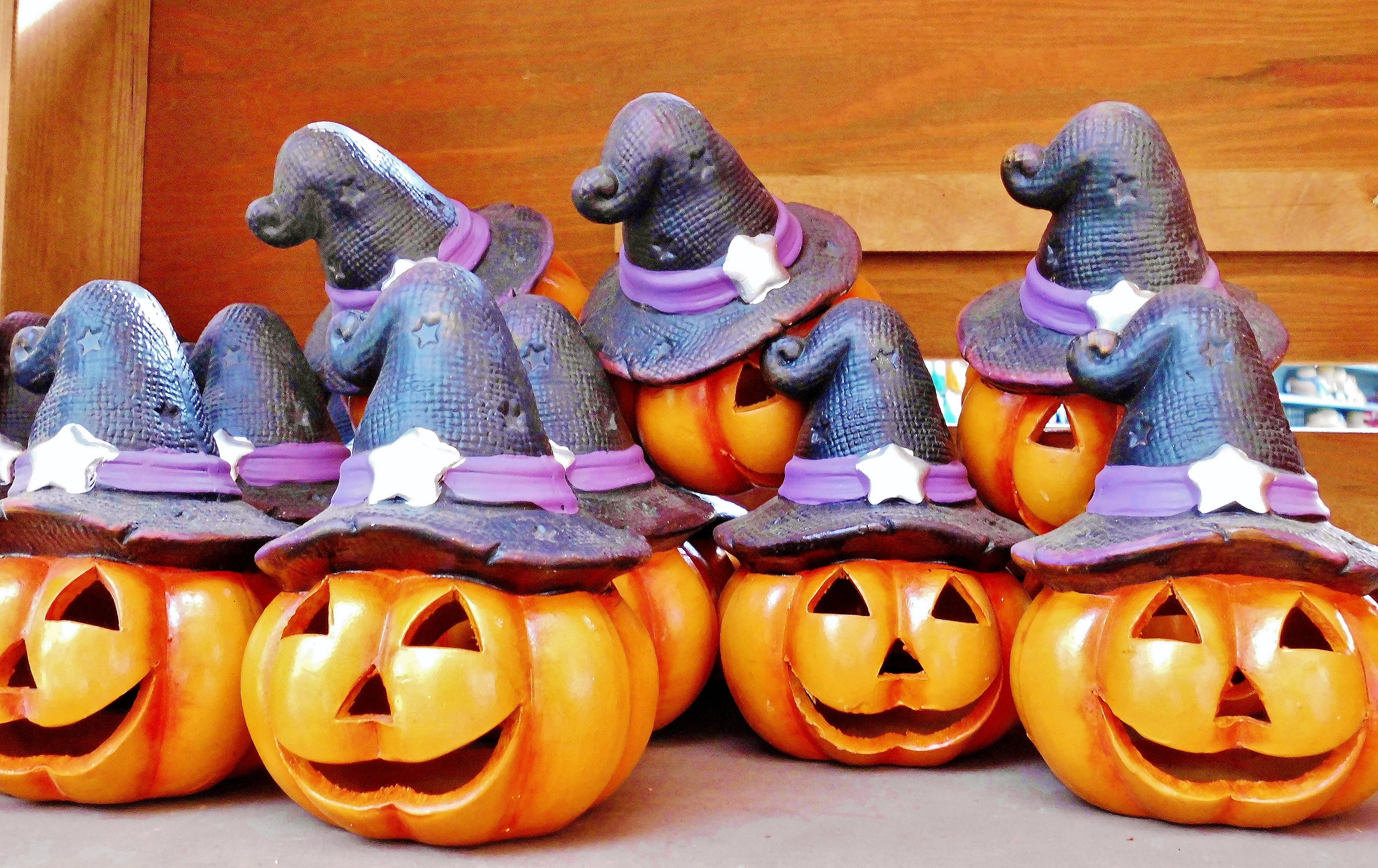 Mga Nakangiting Pigurin ng Kalabasa para sa Halloween Wallpaper