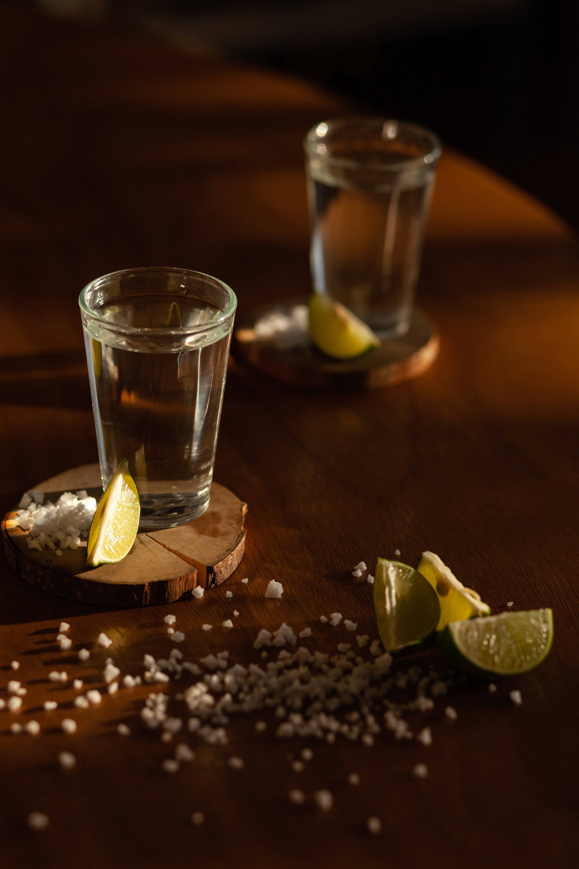 Mga Piling Tequila Shots na Inihain kasama ang Kalamansi at Asin Wallpaper