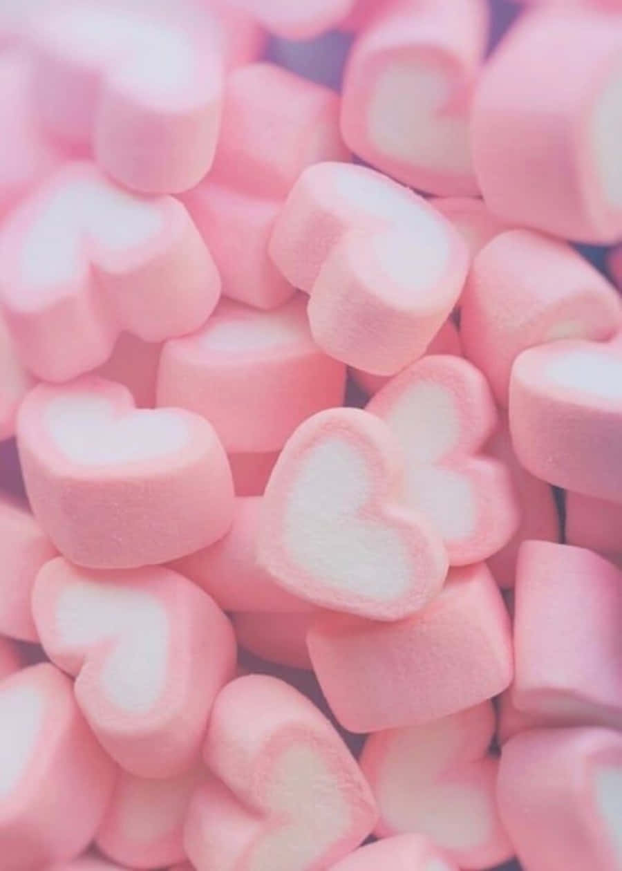 mga pink na marshmallow na nakasalansan sa puting background Wallpaper