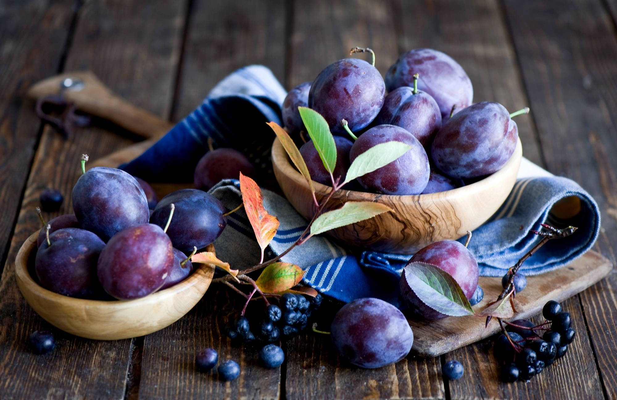 Mga Prutas na Plum at Blackberry Wallpaper