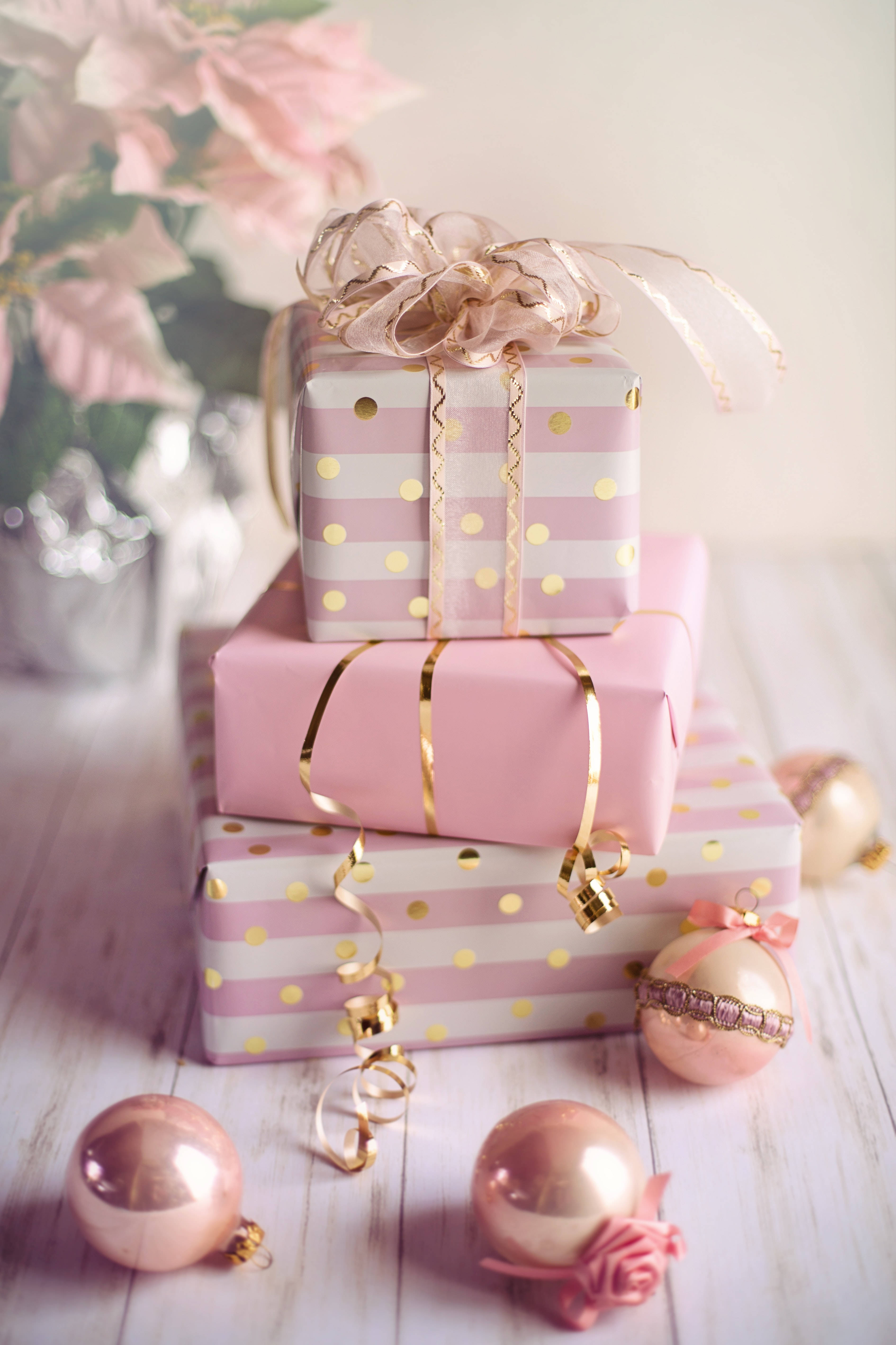 Mga Regalo ng Pasko na Pink Aesthetic Wallpaper