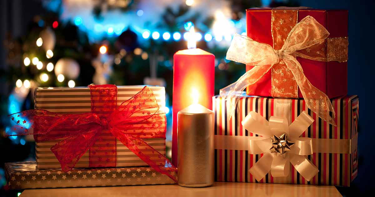 Mga Regalong Pasko na Ginto at Pula Wallpaper