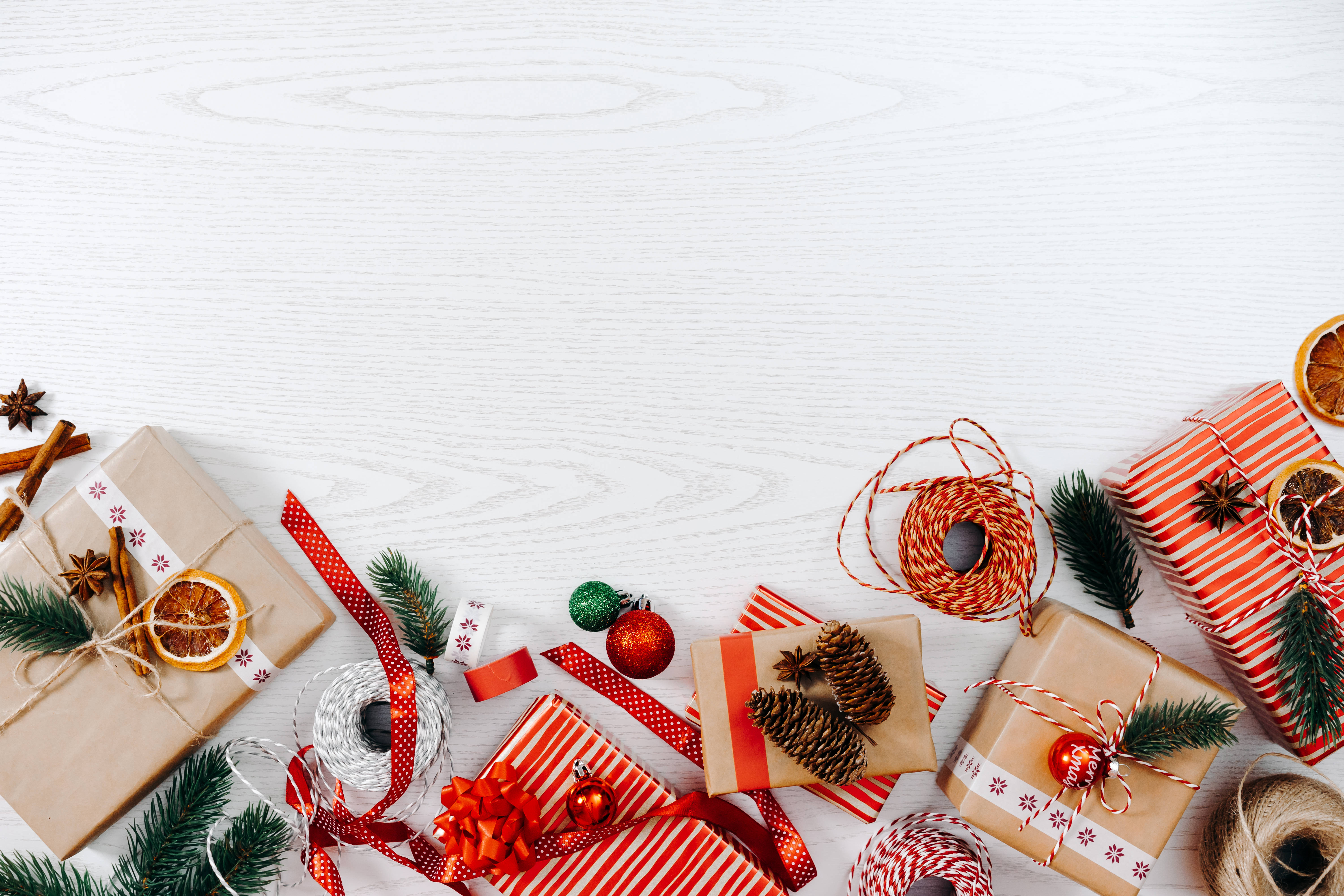 Mga Regalong Pasko sa White iMac 4K Wallpaper
