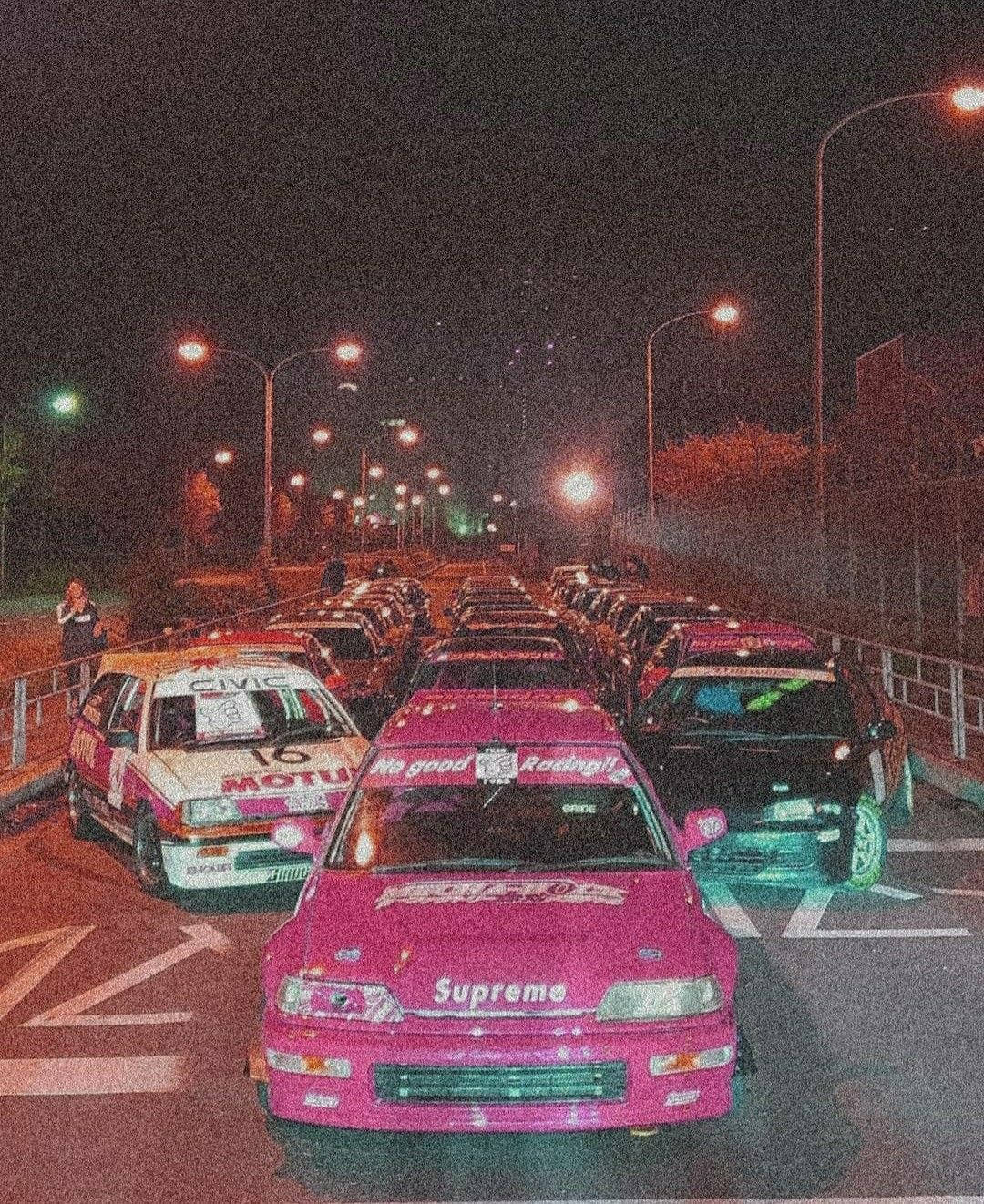 Mga Sasakyan ng JDM sa Gabi na May Butil Wallpaper
