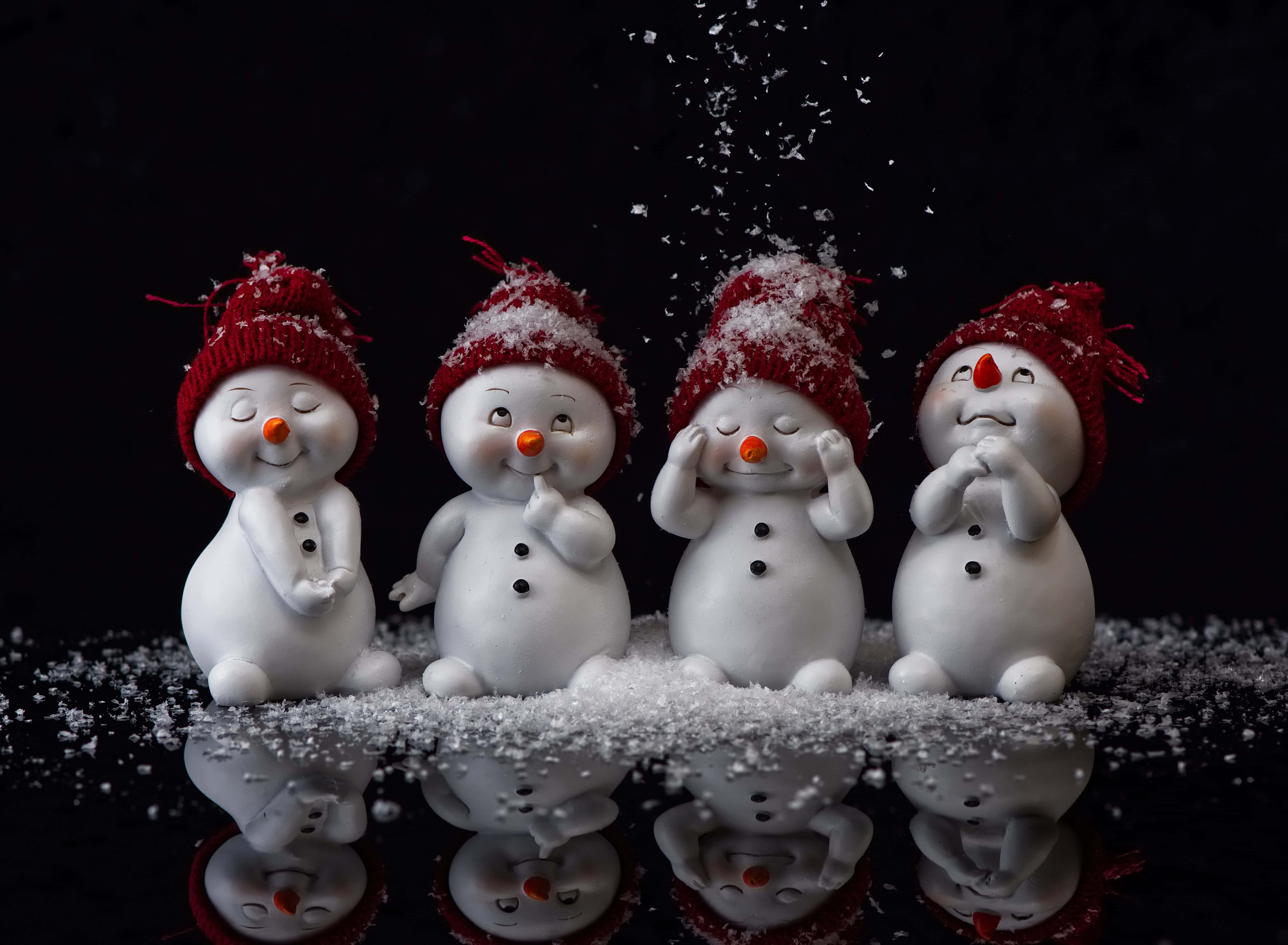 mga snowman na may pulang sumbrero sa itim na background Wallpaper