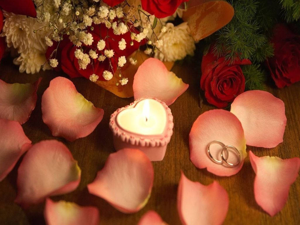 Mga Talulot ng Bulaklak para sa Araw ng mga Puso Desktop Wallpaper