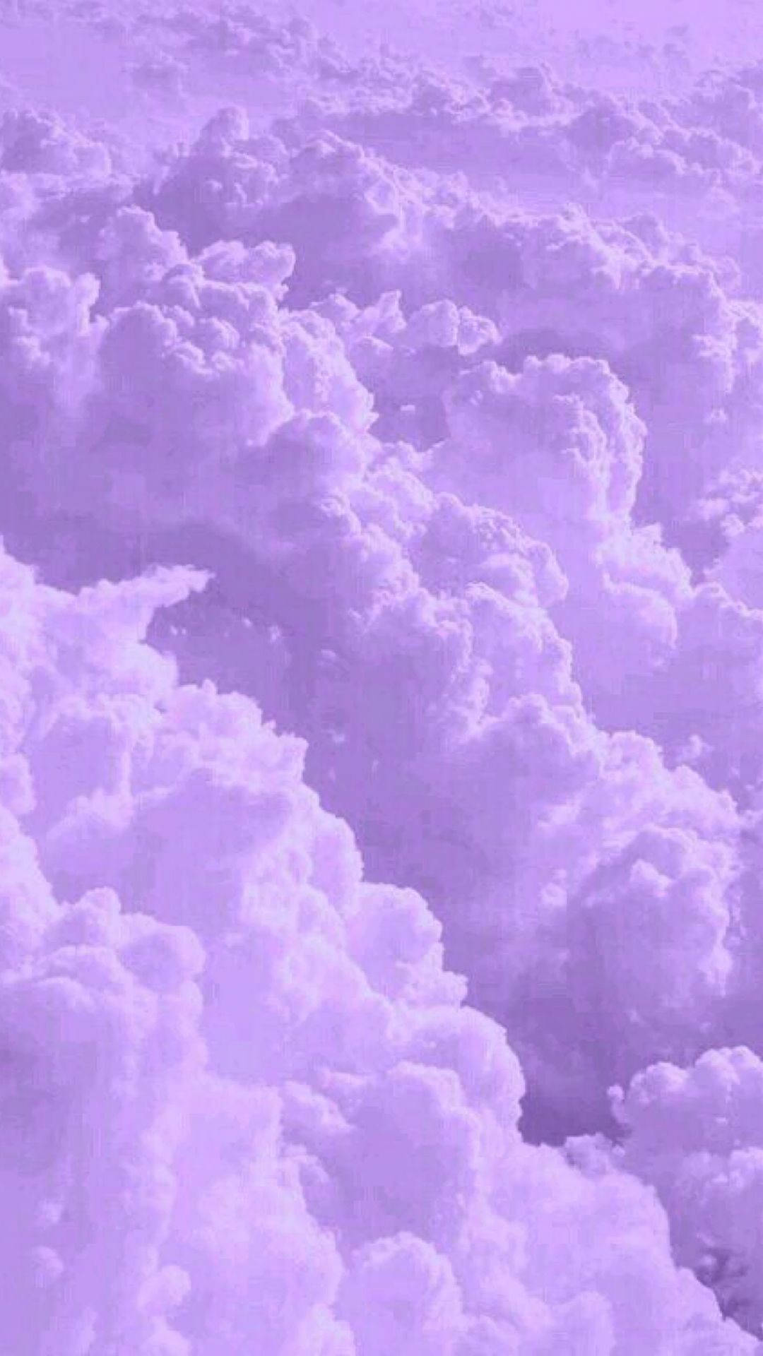Mga Ulap na Aesthetic na Light Purple Wallpaper