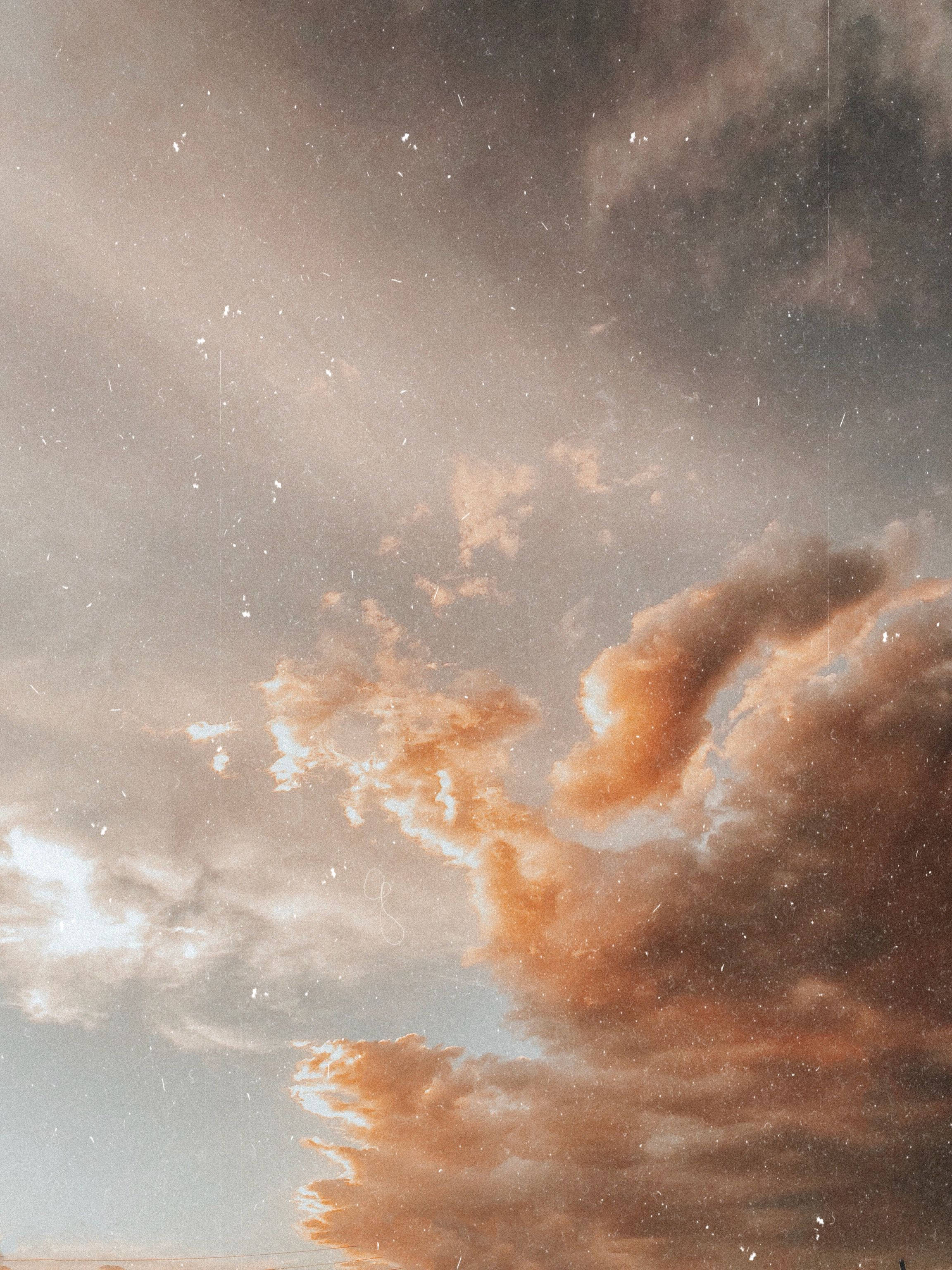 Mga Ulap na Aesthetic na Kulay Light Brown Wallpaper
