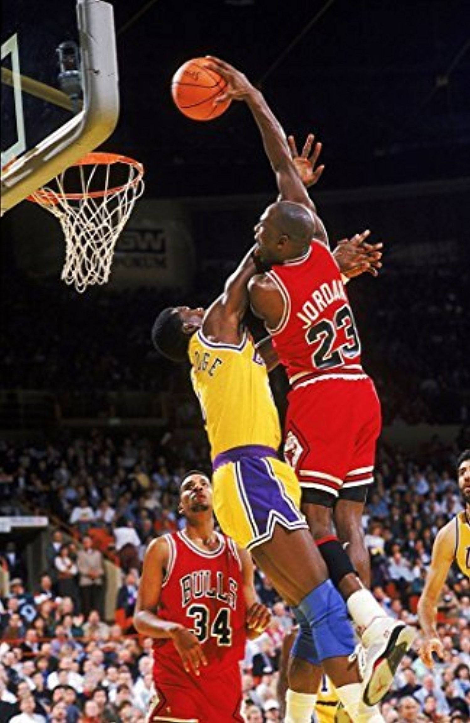 Michael Jordan na nagmamaneho patungo sa hoop para sa isang malakas na dunk Wallpaper