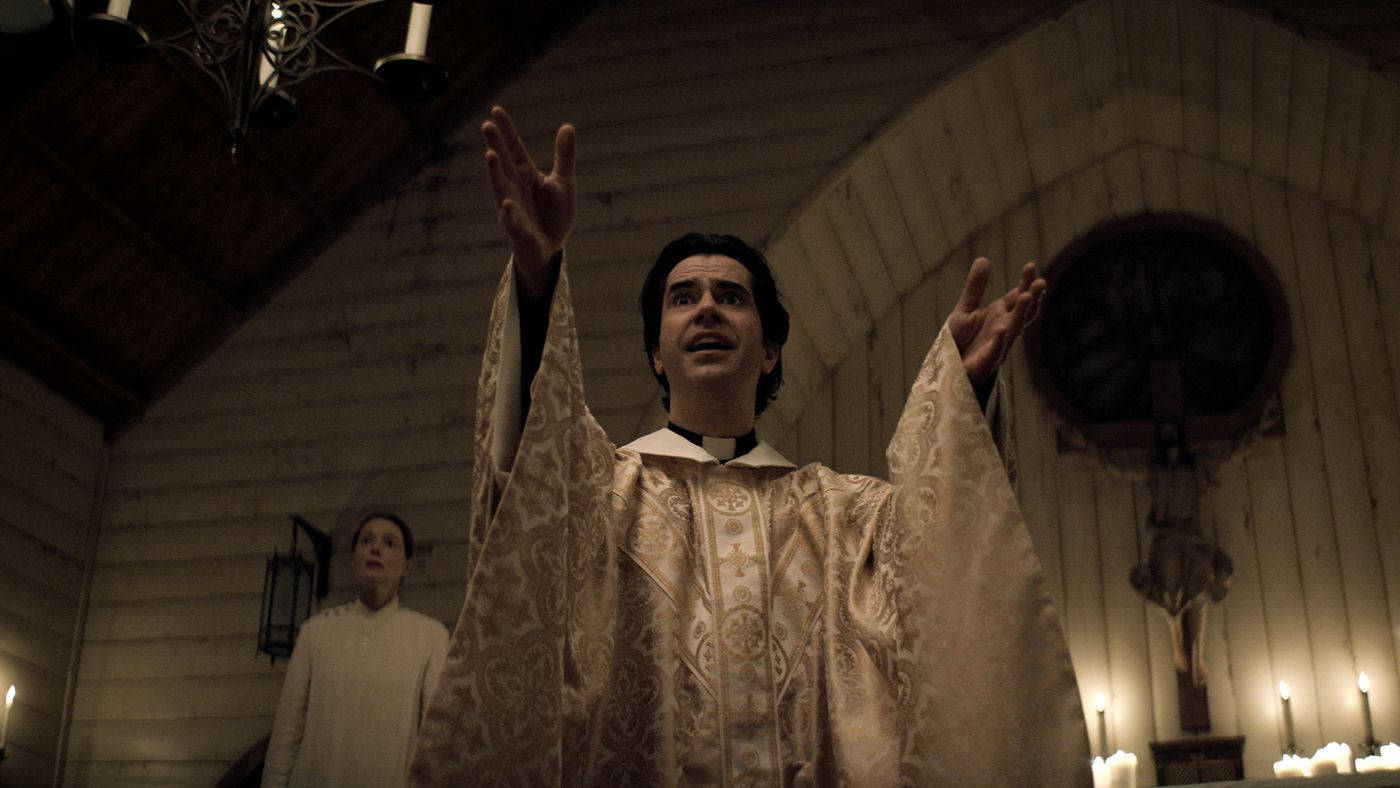 Midnight Mass Si Father Paul Sa Simbahan Wallpaper