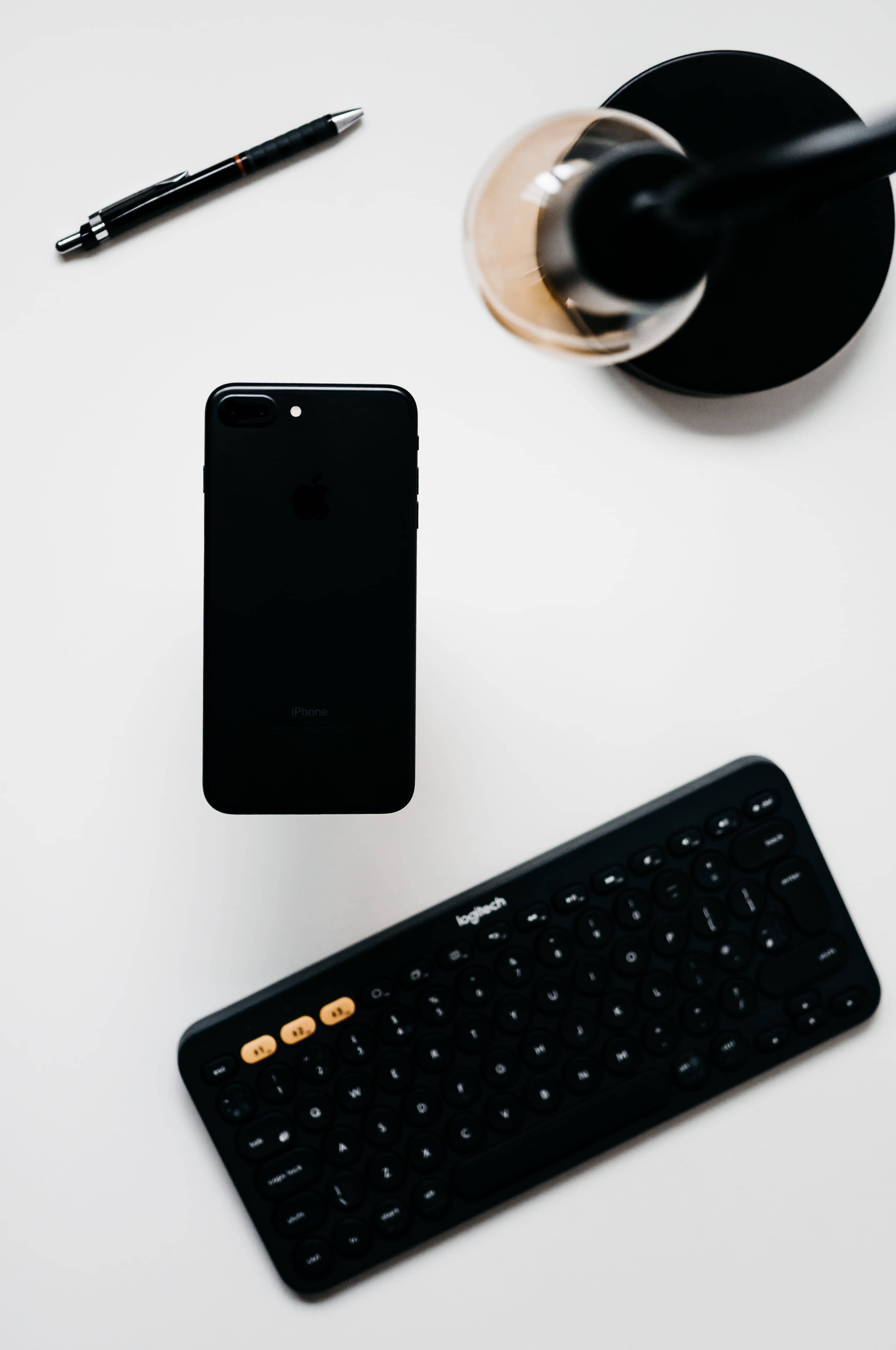 Minimalist na iPhone Desk na May Itim na Keyboard Wallpaper