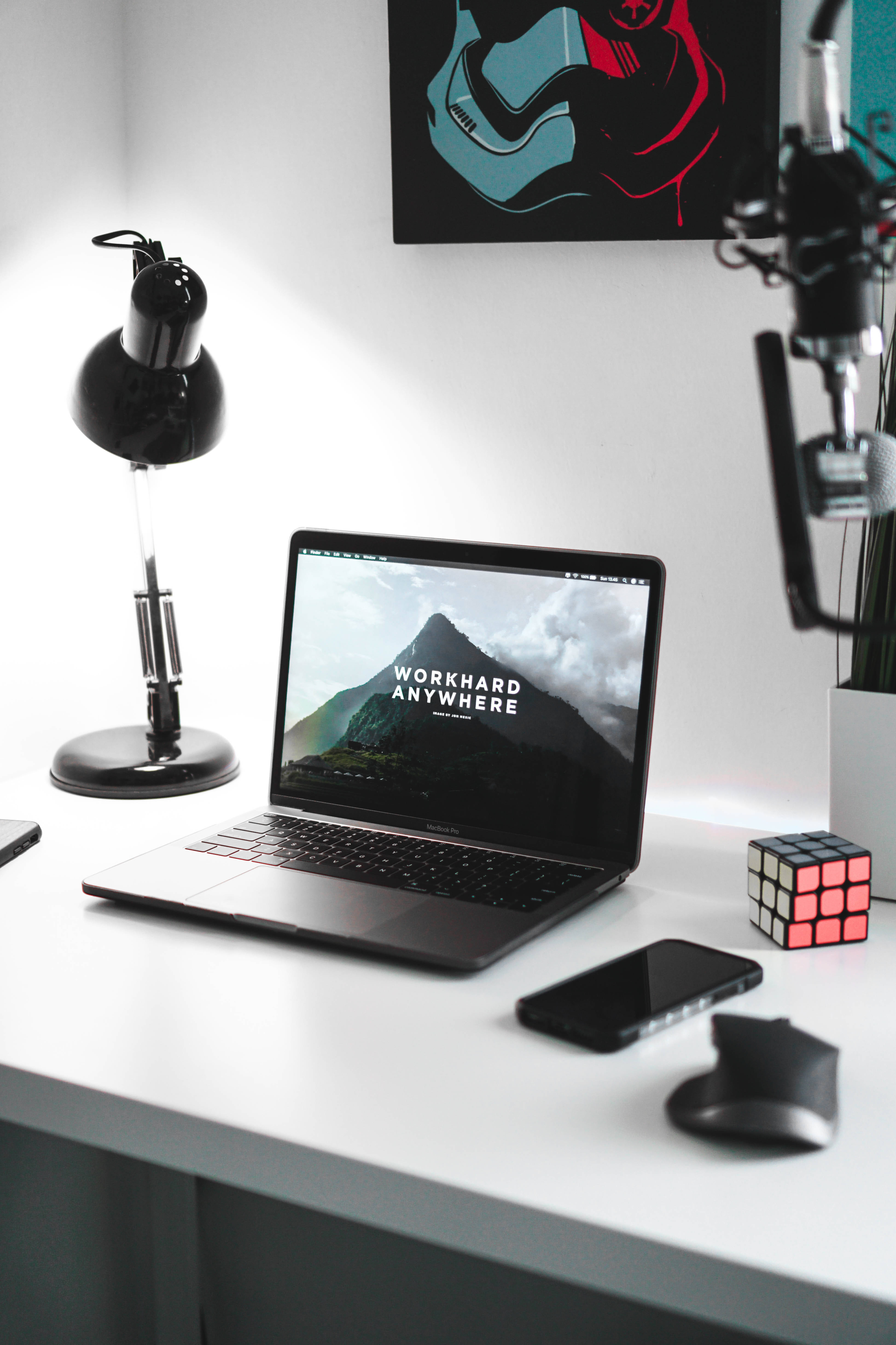 Minimalist na iPhone Desk Setup Wallpaper