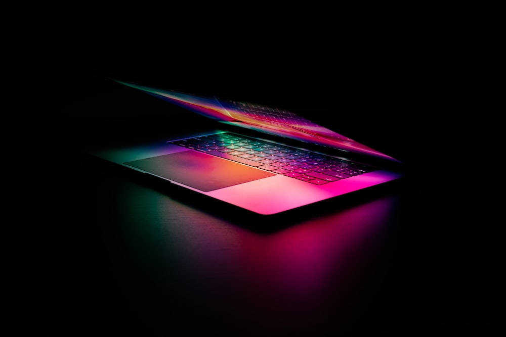 Minimalist na Pinakamahusay na Laptop na May Pink na Liwanag ng Screen Wallpaper