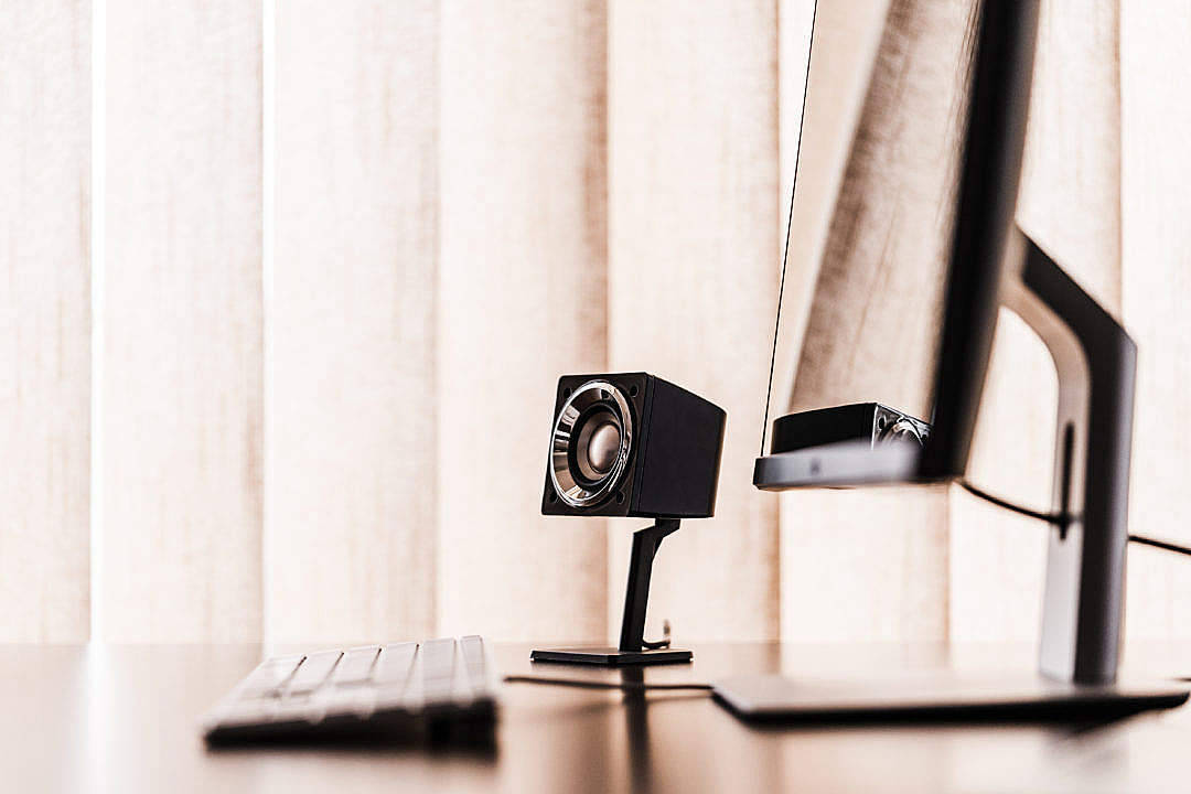 Minimalistang Aesthetic na Desktop Speaker Wallpaper