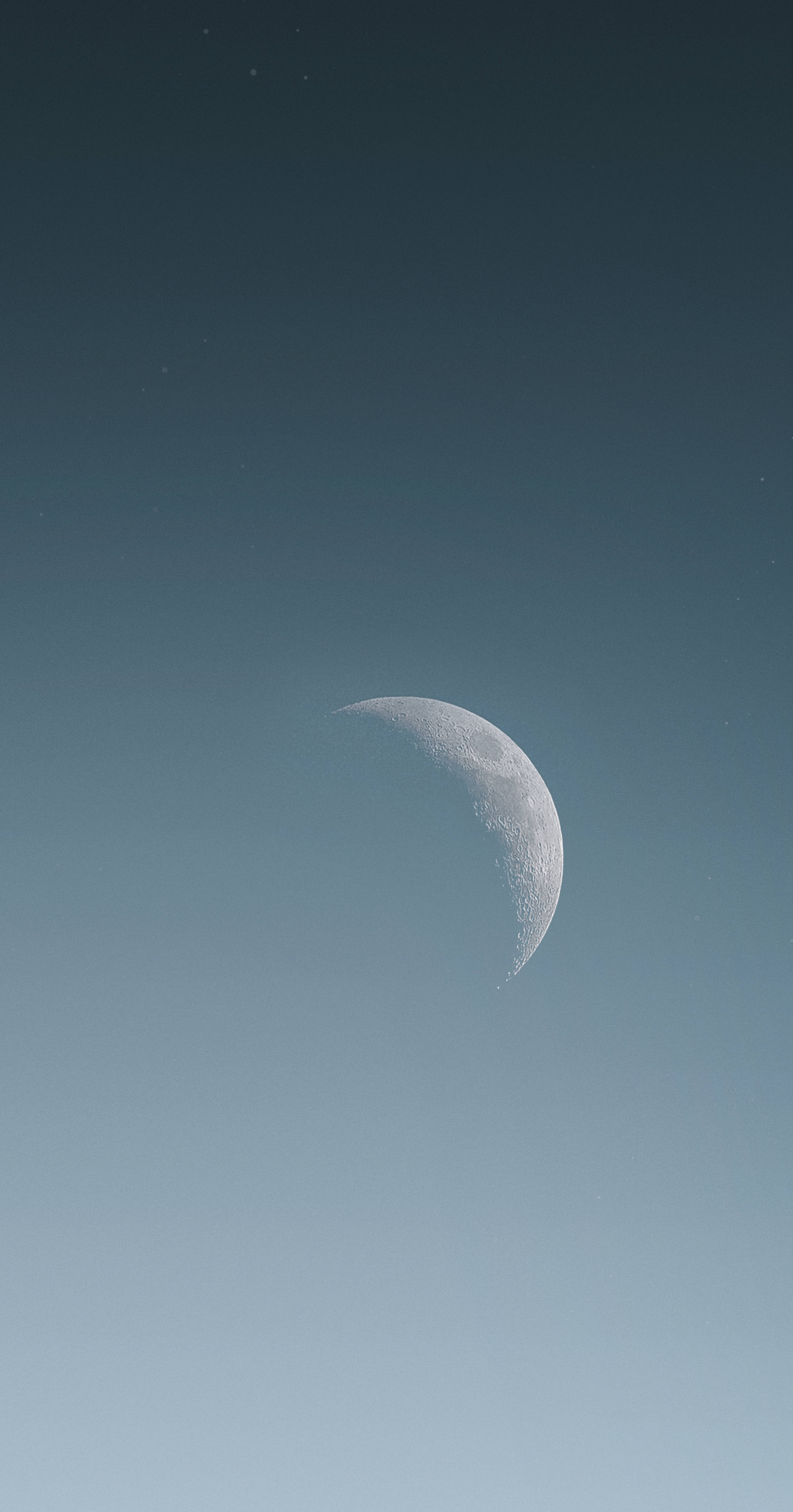 Minimalistang Gasuklay na Buwan na Aesthetic Wallpaper
