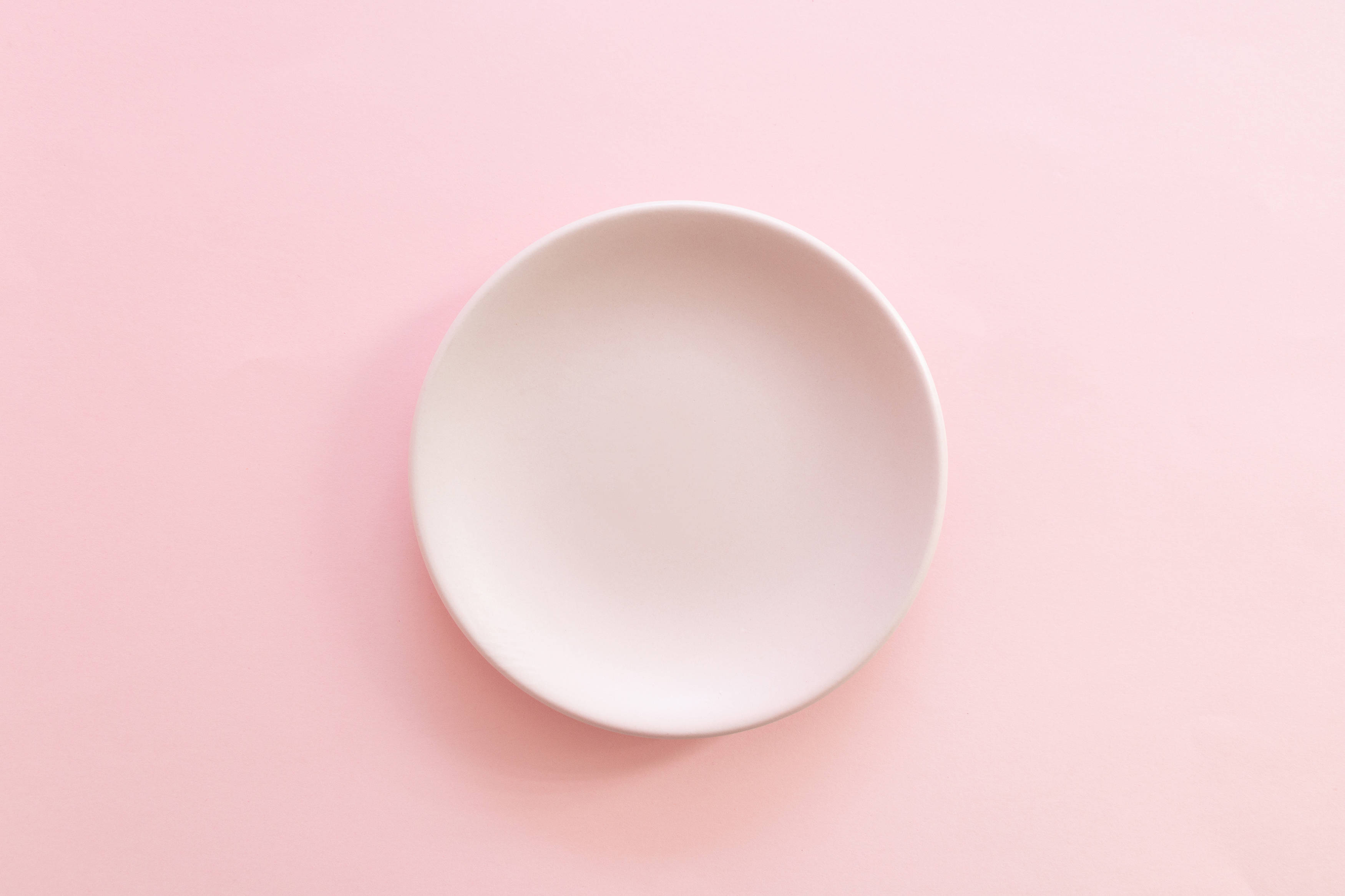 Minimalistang Pastel Aesthetic na Computer Setup Wallpaper