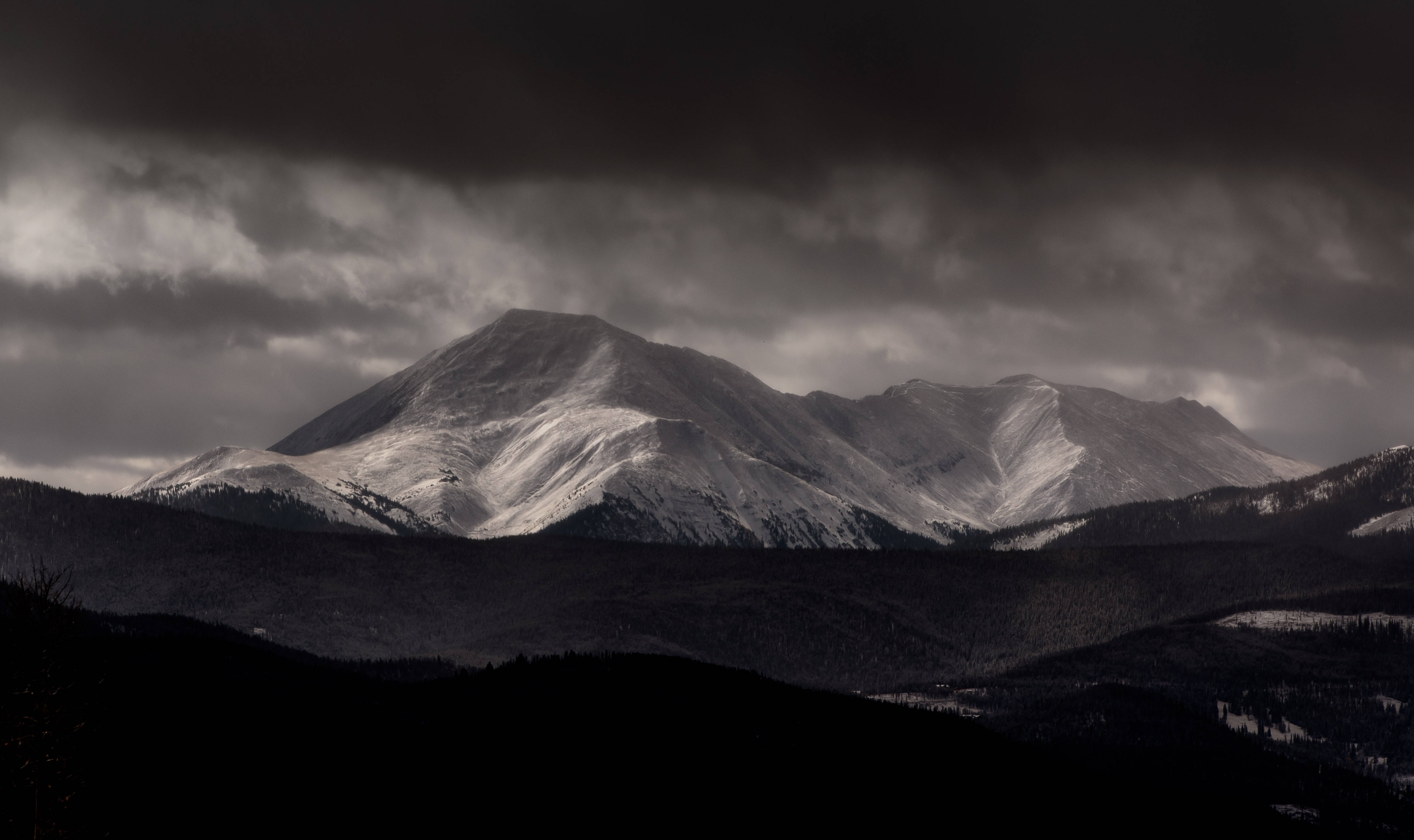 Misteryosong Bundok na Madilim 4K Wallpaper