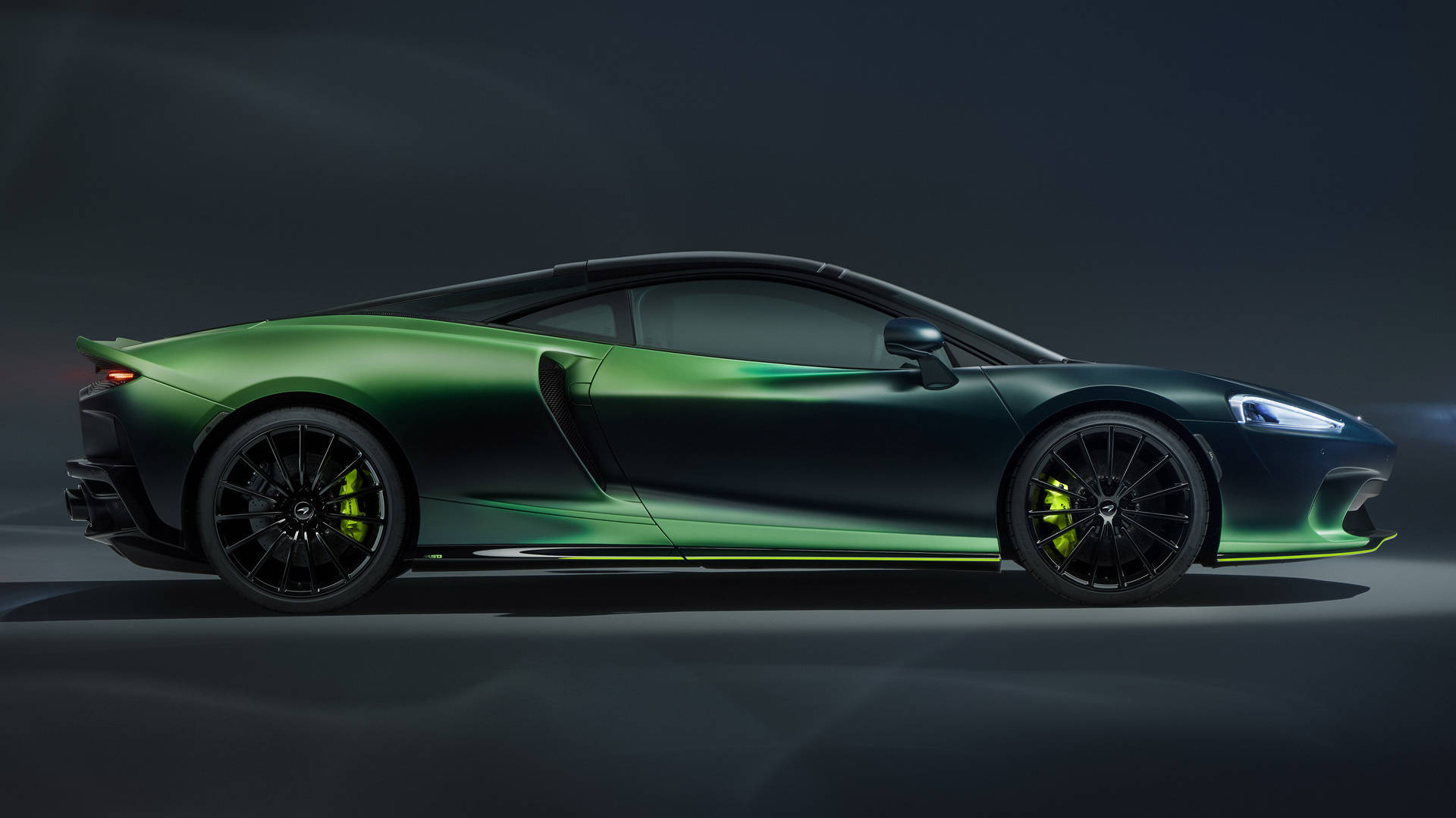 Misteryosong Elegansya ng isang Dark Theme na McLaren GT Verdant na Sasakyan Wallpaper