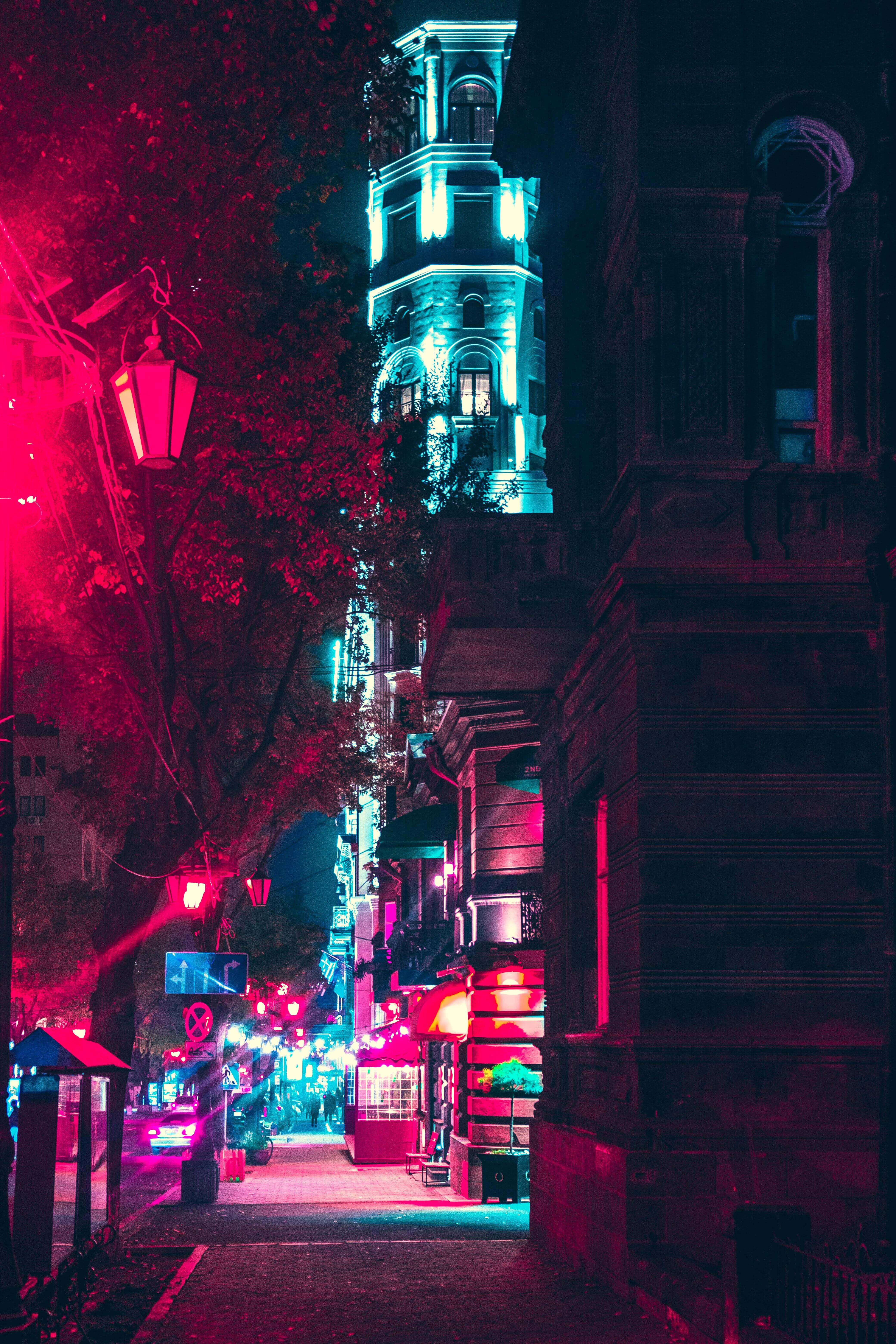 Modernong Tanawin ng Lungsod na May Neon na Liwanag Wallpaper