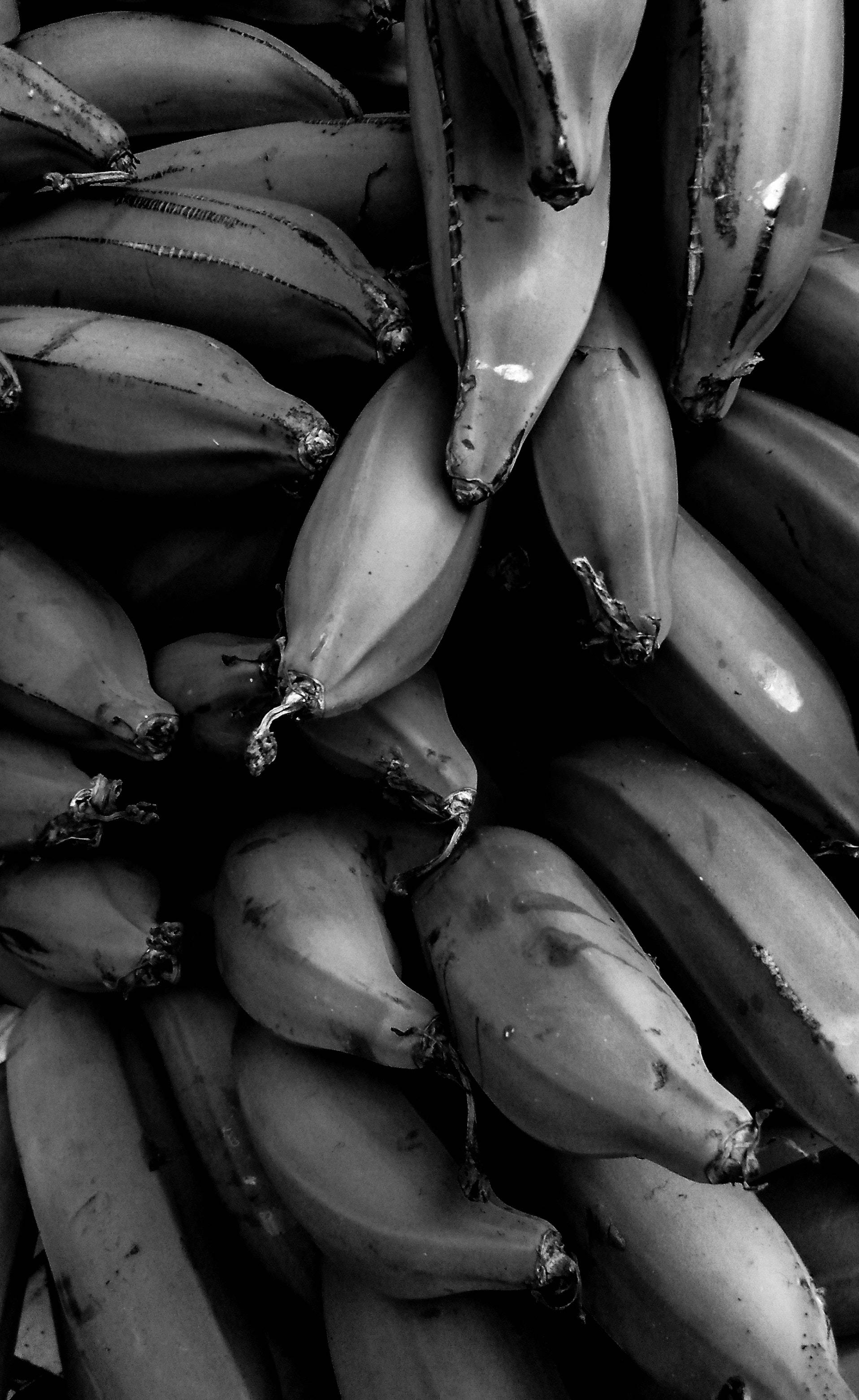 Monochromatic na Banana Pile Wallpaper