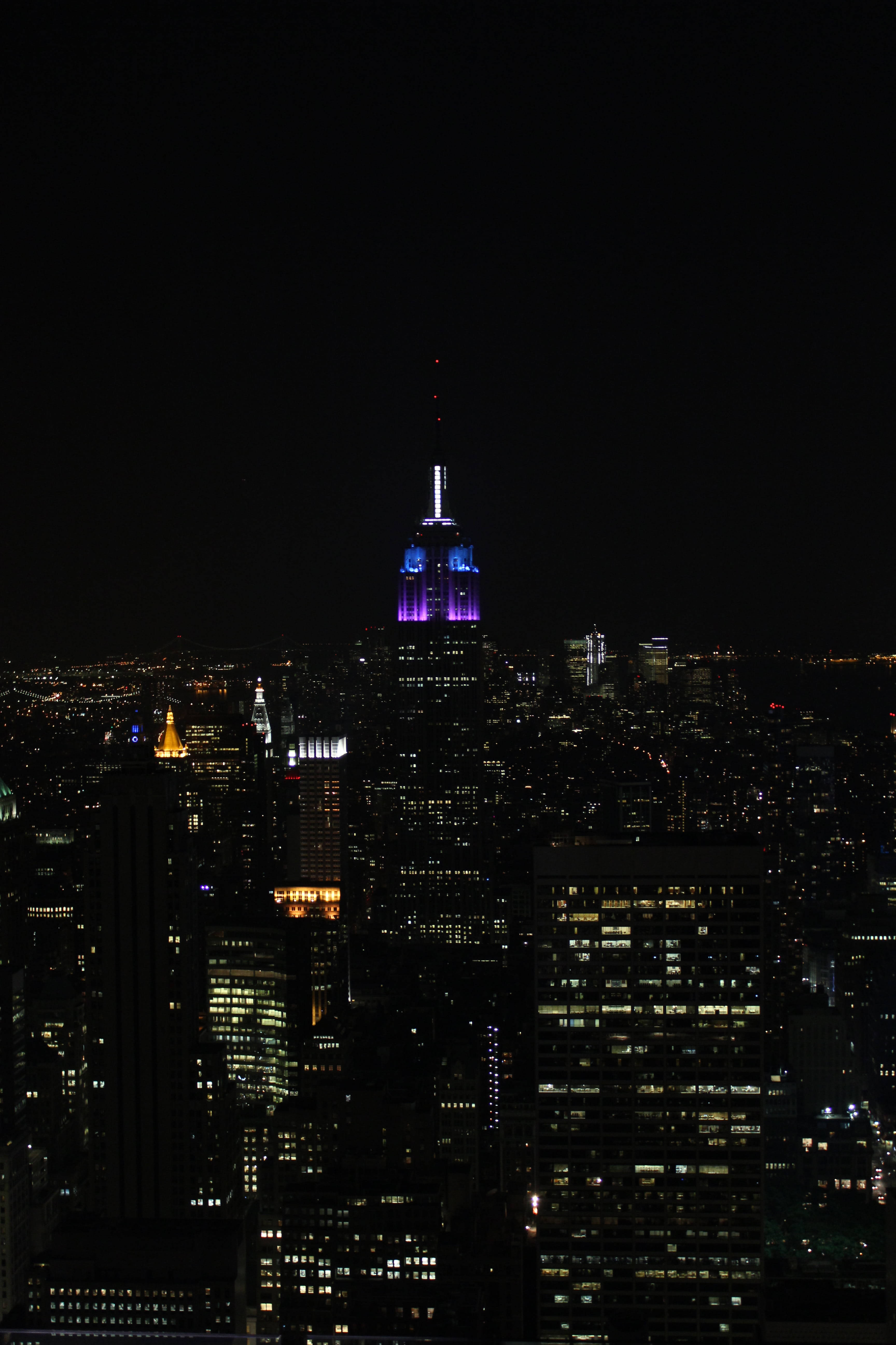 Moonlit Skyline ng Empire State, New York sa Gabi sa iPhone Wallpaper