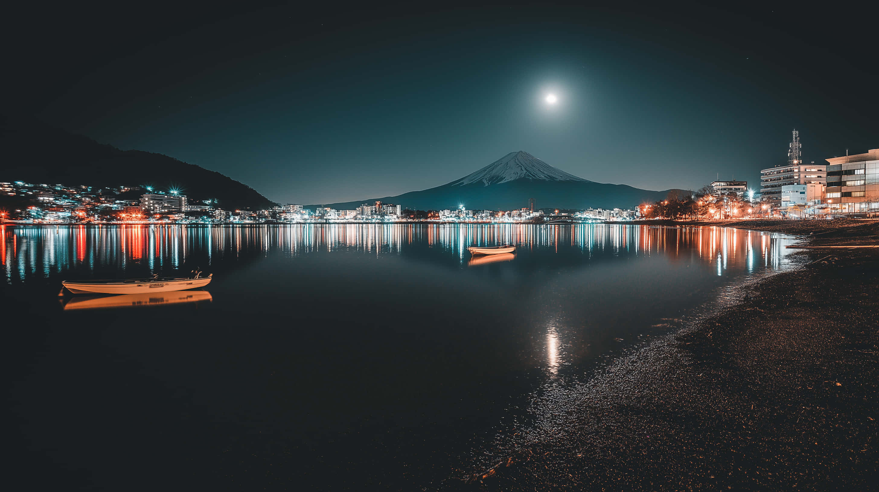Mount Fuji na Nasalamin sa Lawa kasama ang Ilaw ng Lungsod sa Gabi Wallpaper