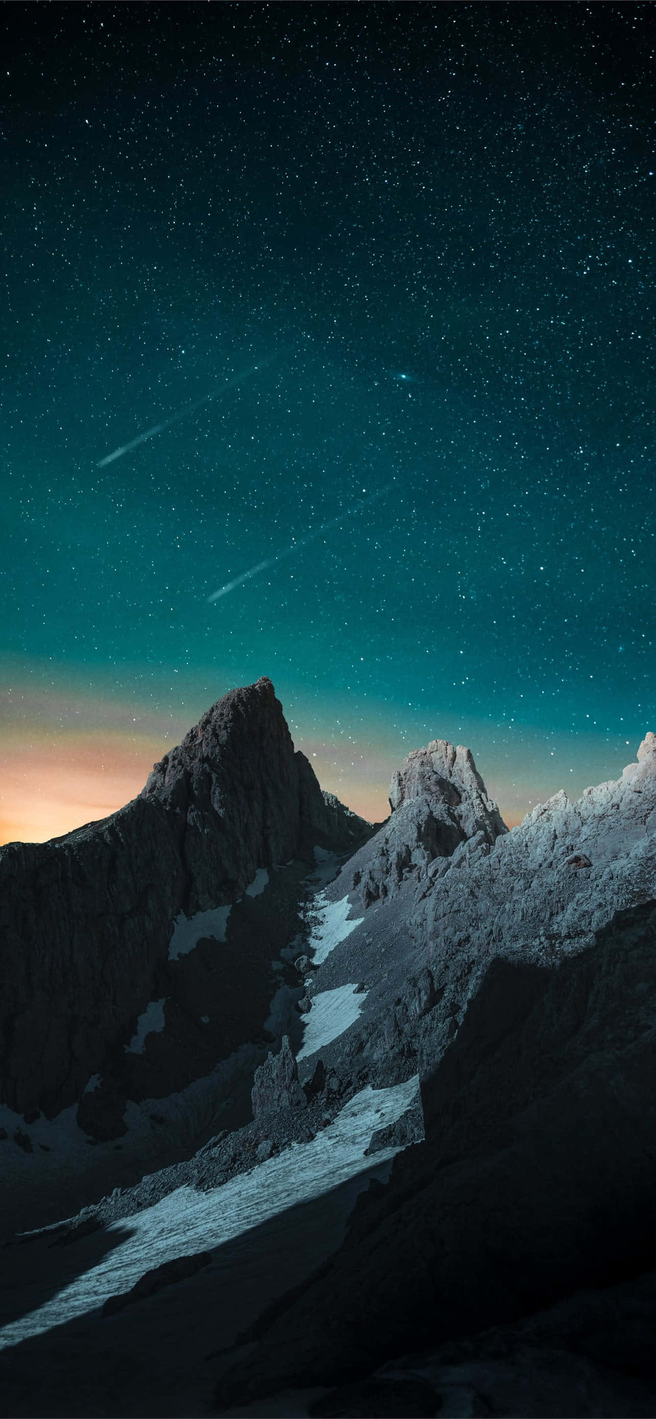 Mga Bundok na May Shooting Stars sa Gabi na Langit Wallpaper