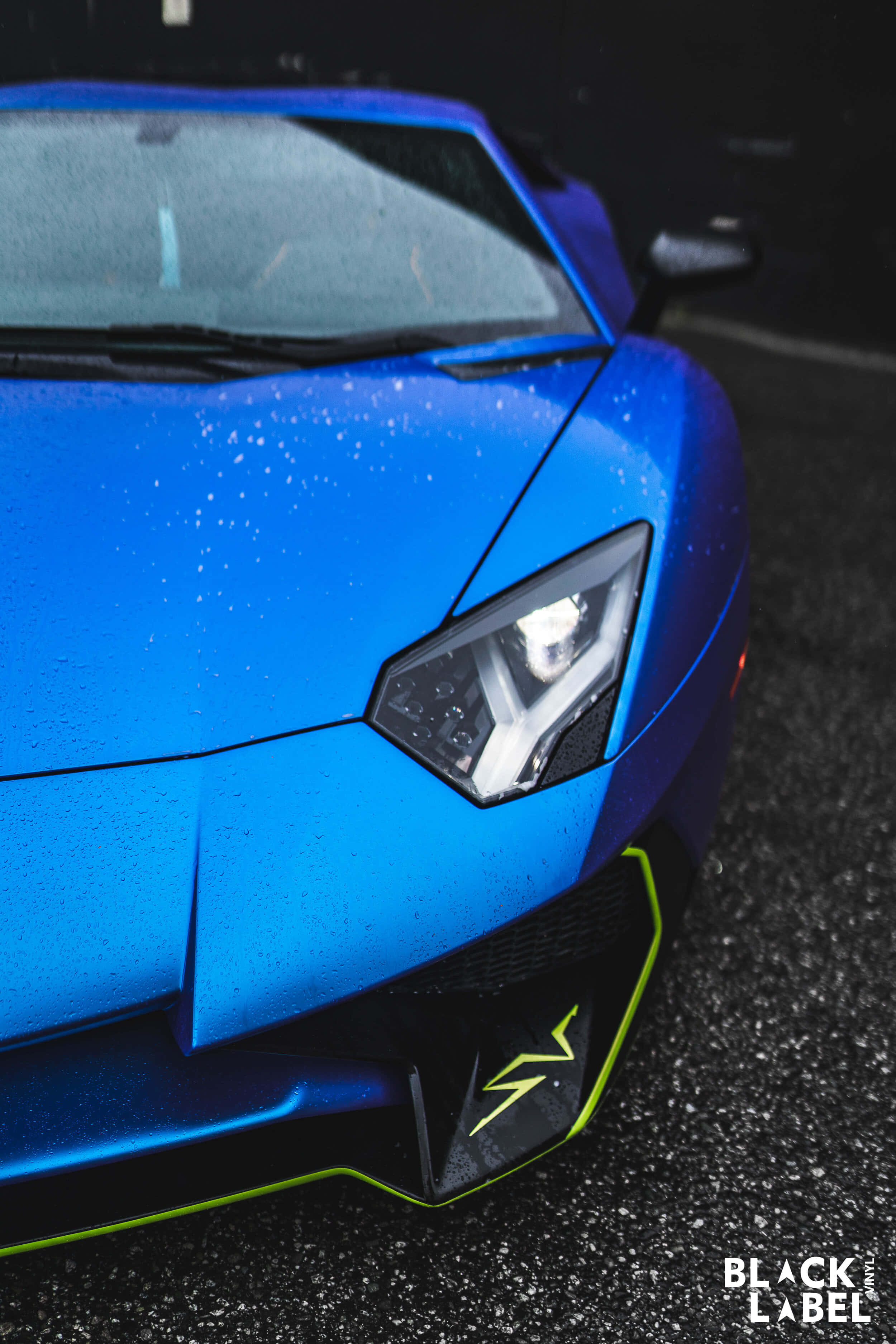 Mukhang astig sa isang asul na Lamborghini. Wallpaper