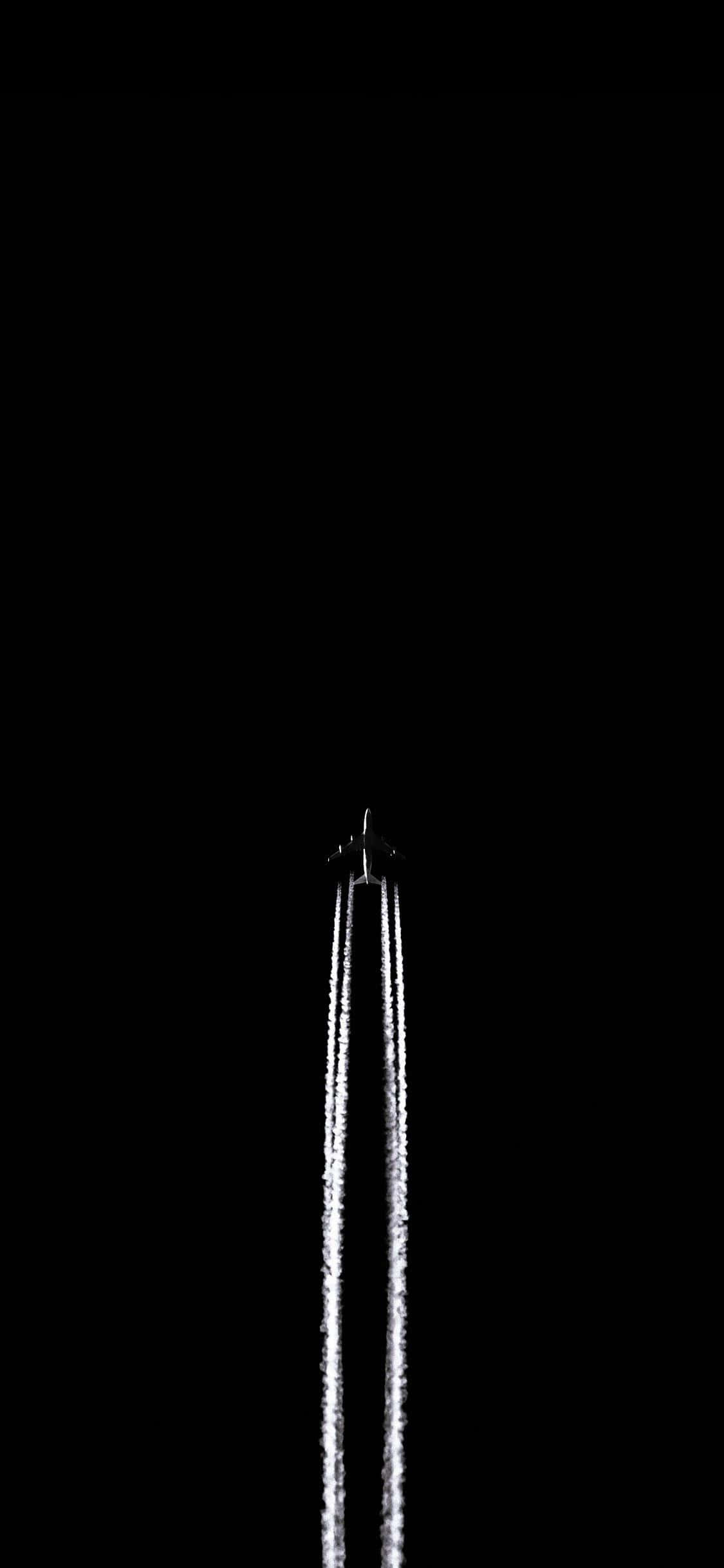 Mukhang sleek at stylish sa dark iPhone Wallpaper