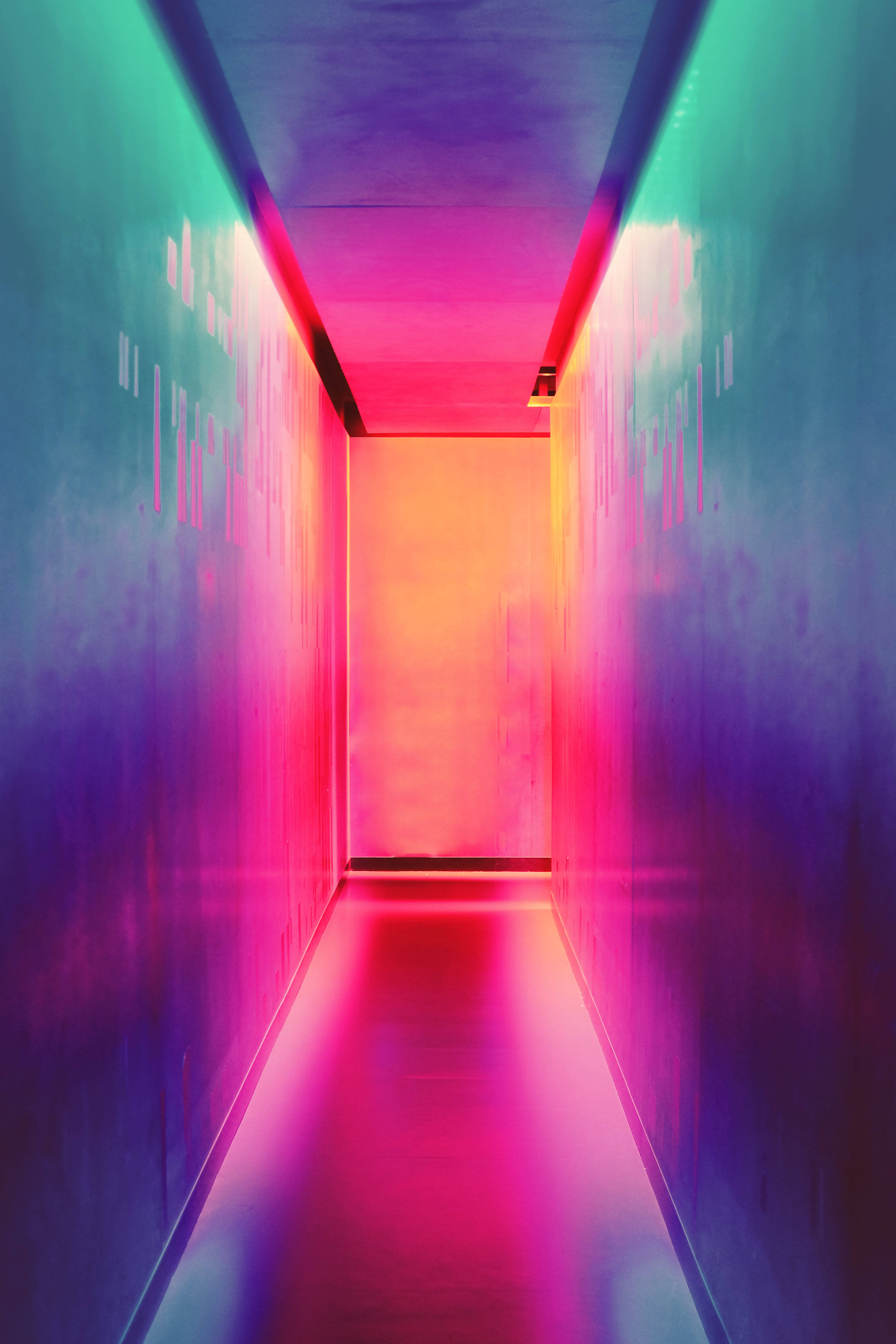 Mistikal na Neon na Pasilyo Wallpaper