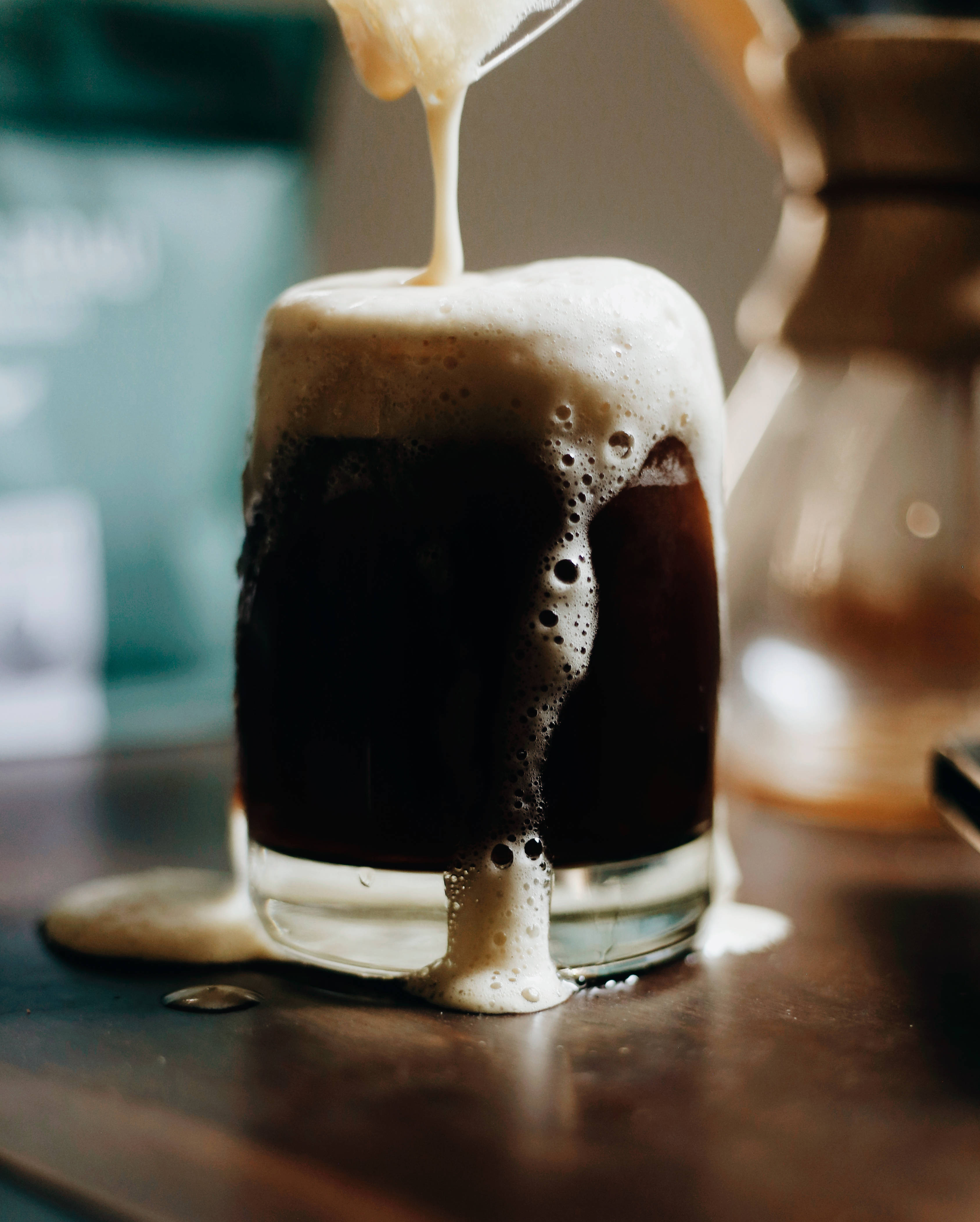 Nag-e-enjoy ng Sariwang Stout na Bira Wallpaper